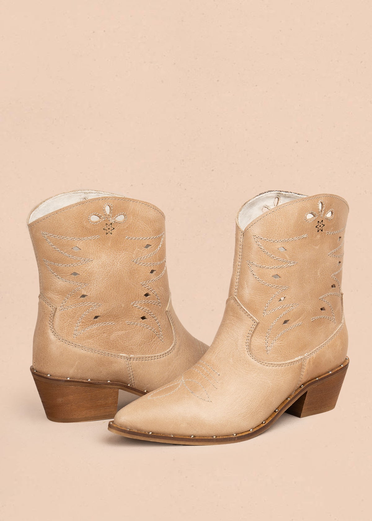 Botin texano en cuero color beige con bordado en los laterales 105913