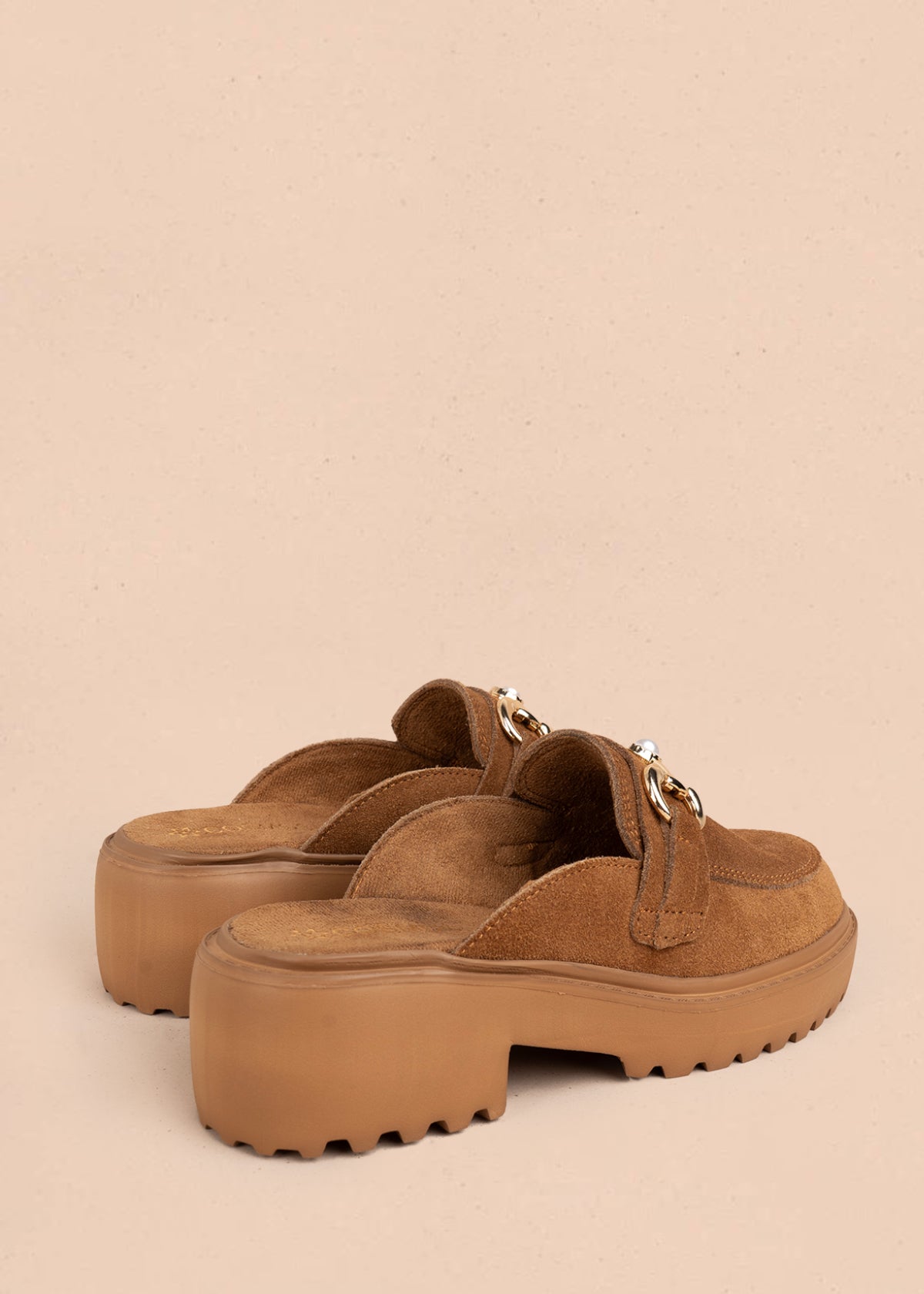 Zueco en cuero color miel con aplique dorado con perla 105914