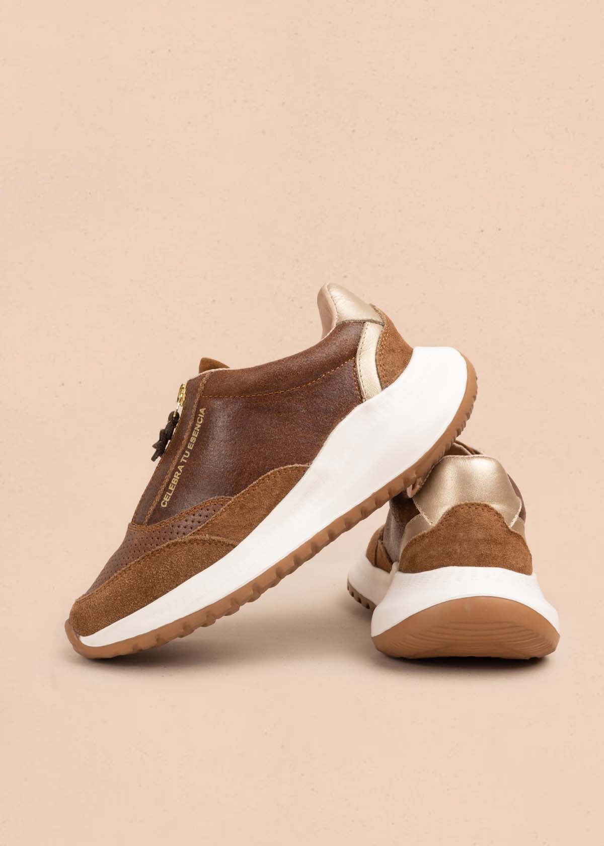 Tenis casuales en cuero color miel con cierre frontal 105917