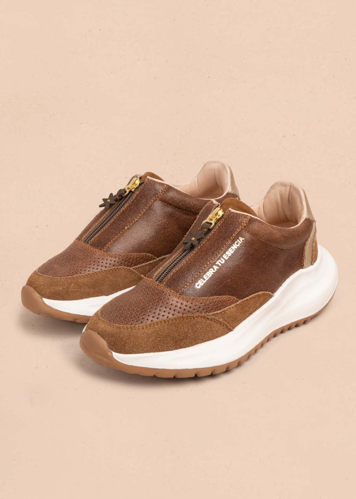 Tenis casuales en cuero color miel con cierre frontal 105917