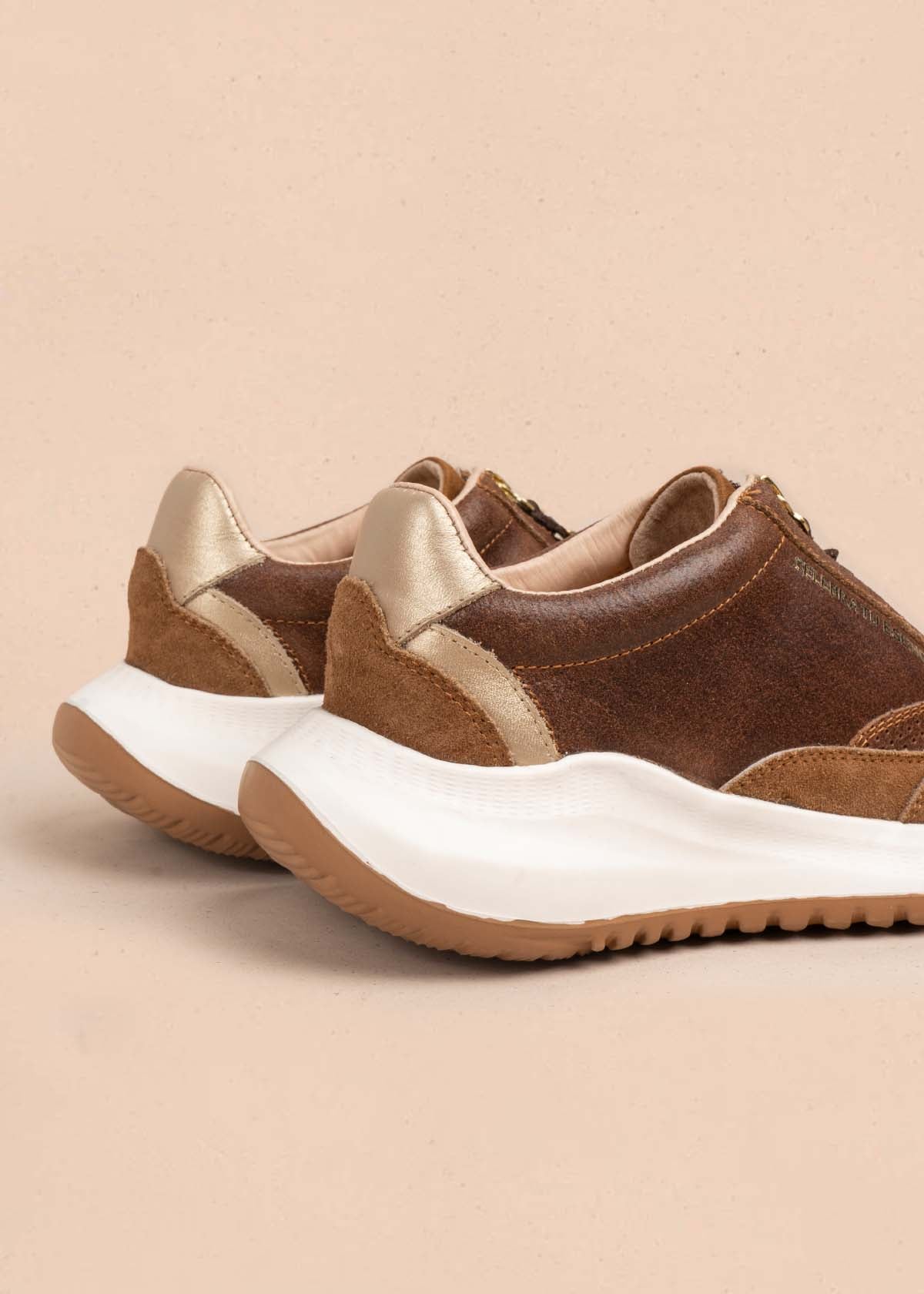 Tenis casuales en cuero color miel con cierre frontal 105917
