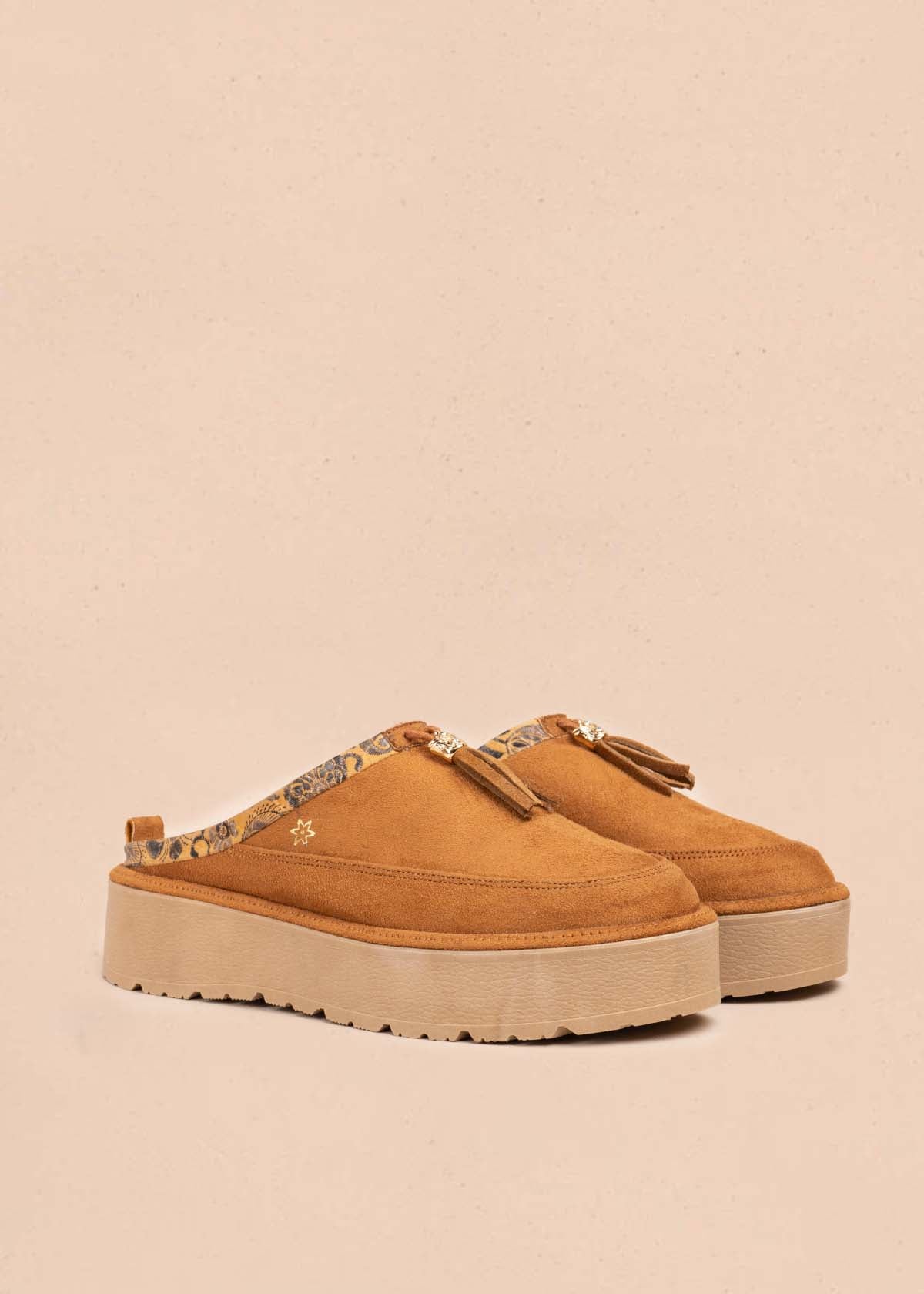 Zuecos en cuero color miel con borla 105918
