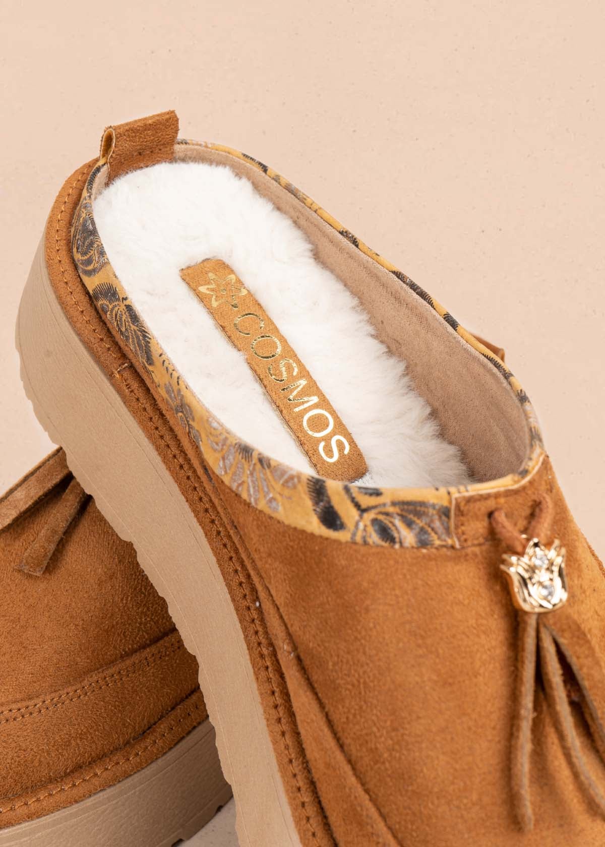 Zuecos en cuero color miel con borla 105918