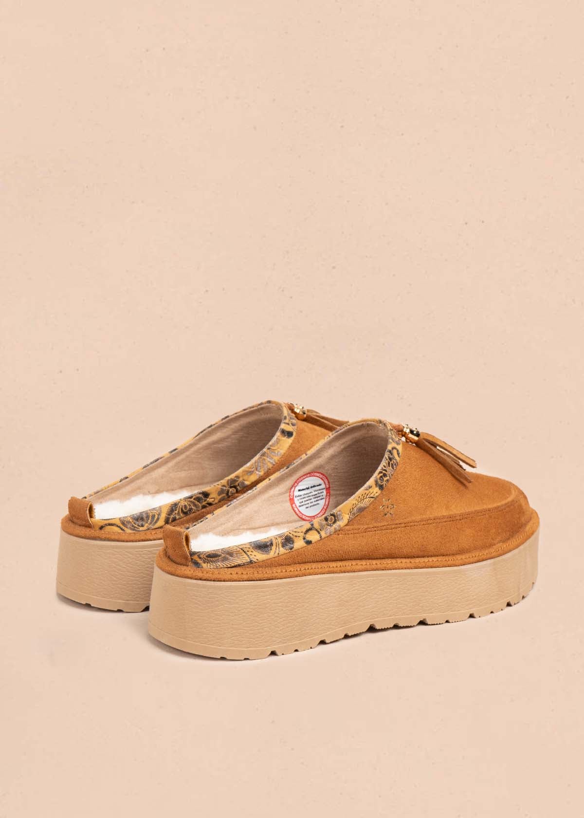 Zuecos en cuero color miel con borla 105918