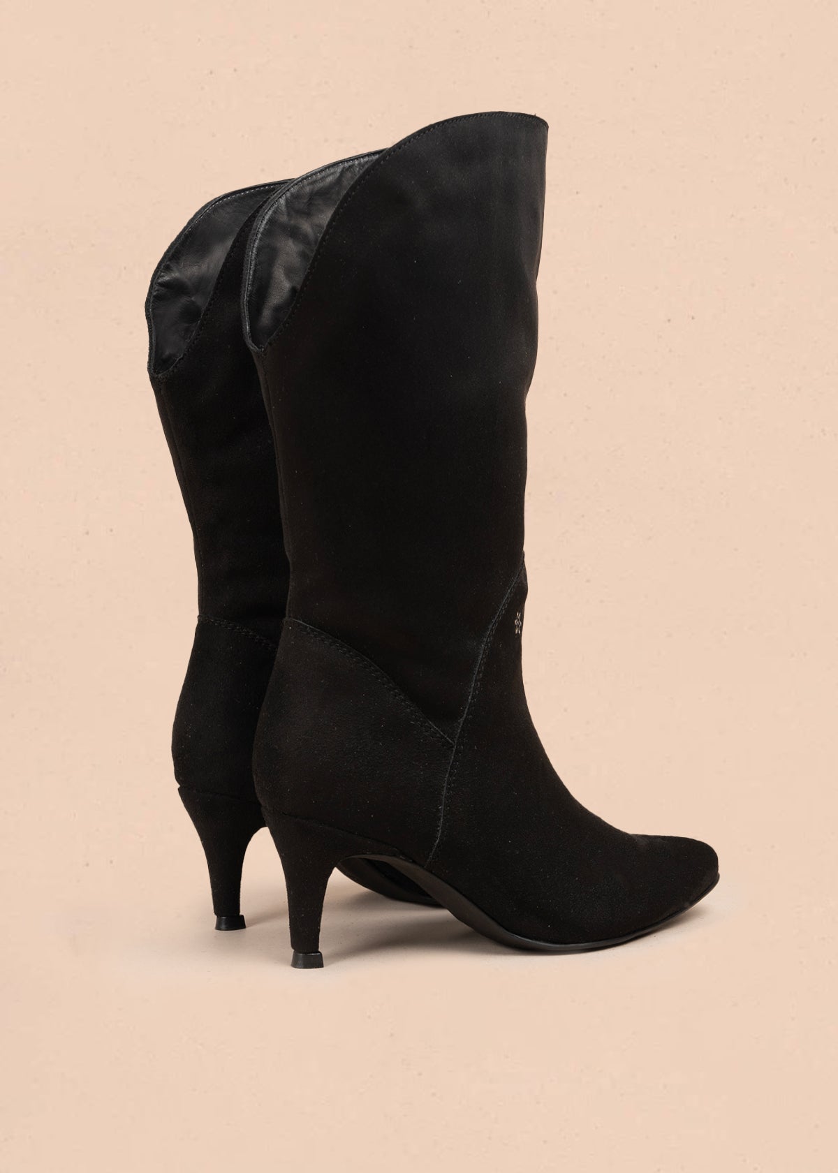 Bota color negro con tacón puntilla 105919