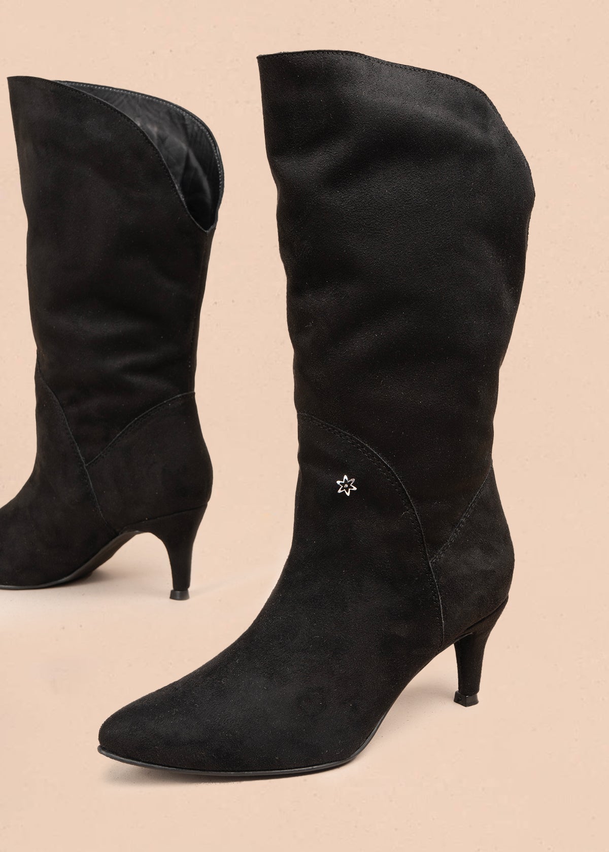 Bota color negro con tacón puntilla 105919