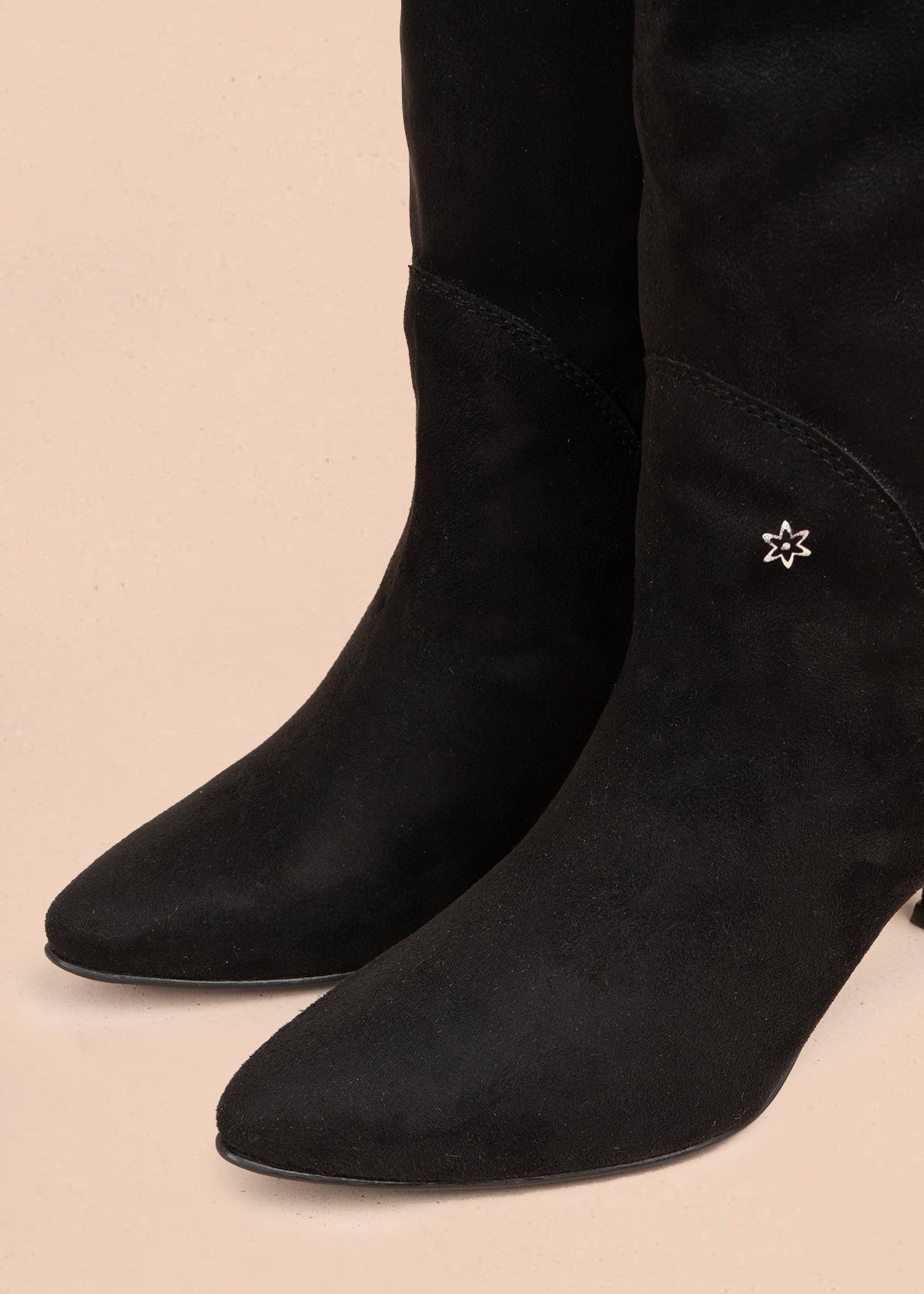 Bota color negro con tacón puntilla 105919