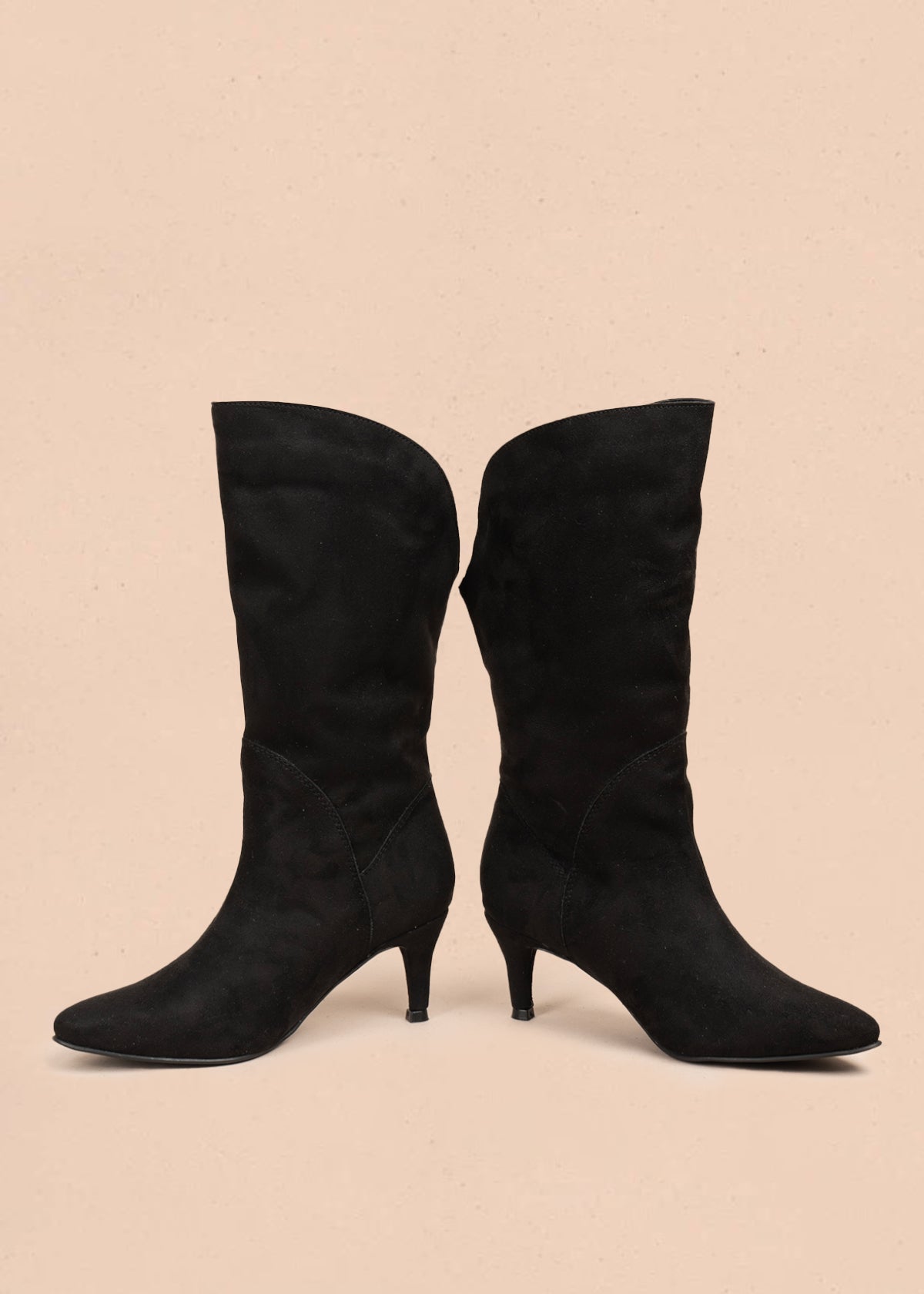 Bota color negro con tacón puntilla 105919