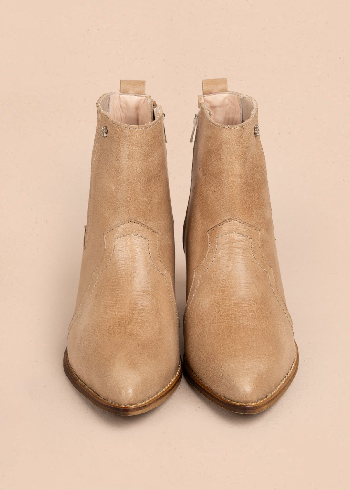 Botín en cuero color beige con costuras decorativas y punta estilizada 105920