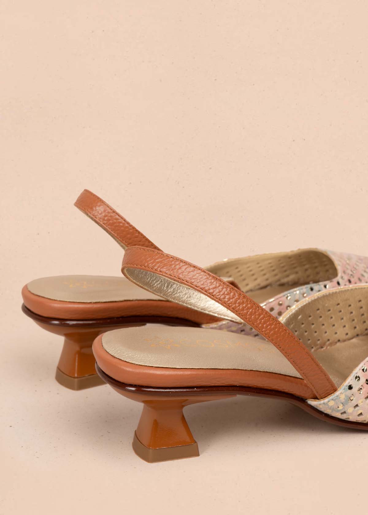 Tacones trabilla en cuero con folia color miel y tacón copa 105924