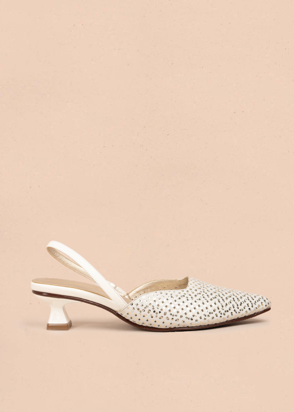 Tacones trabilla en cuero con folia color talco y tacón copa 105924