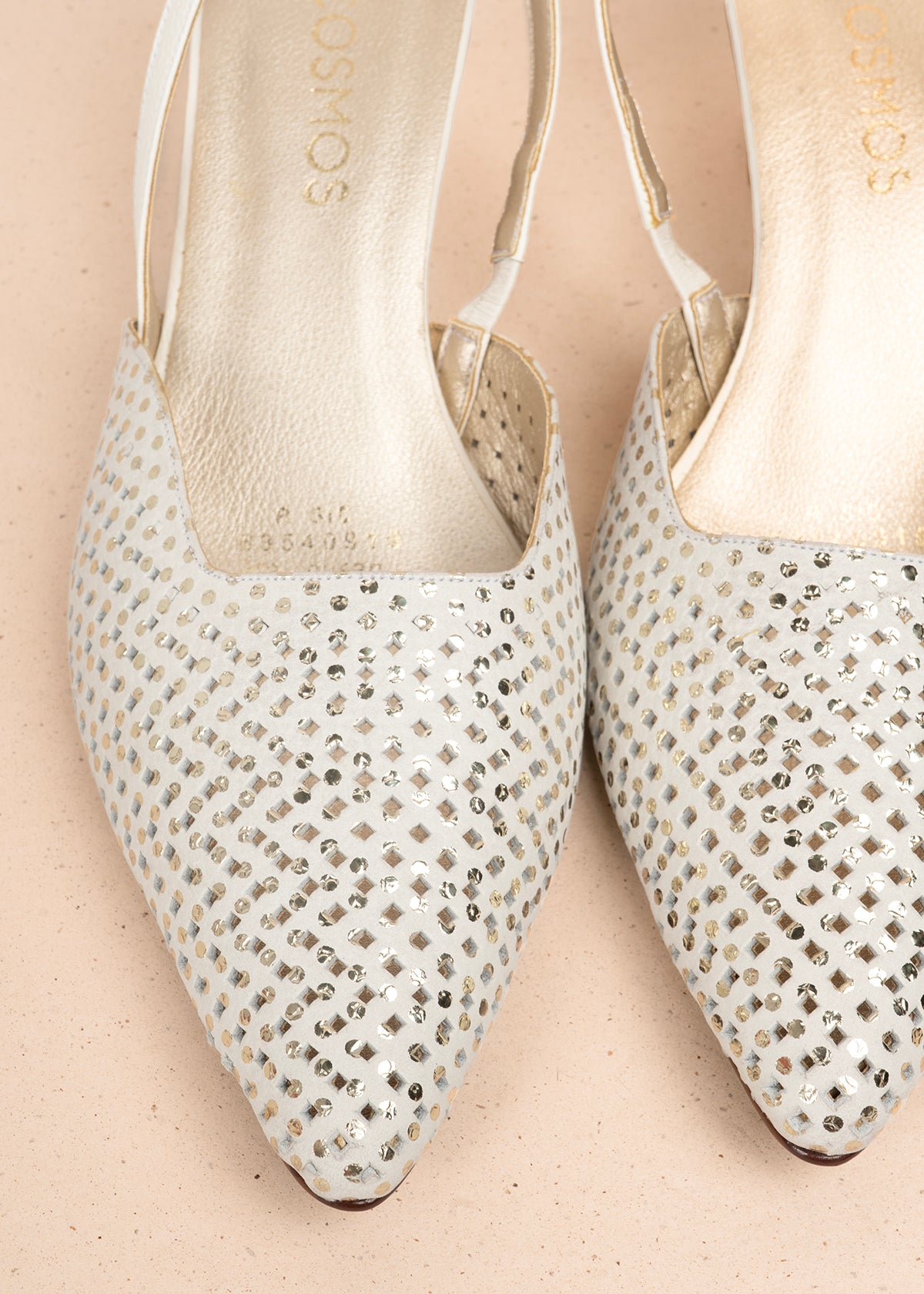 Tacones trabilla en cuero con folia color talco y tacón copa 105924