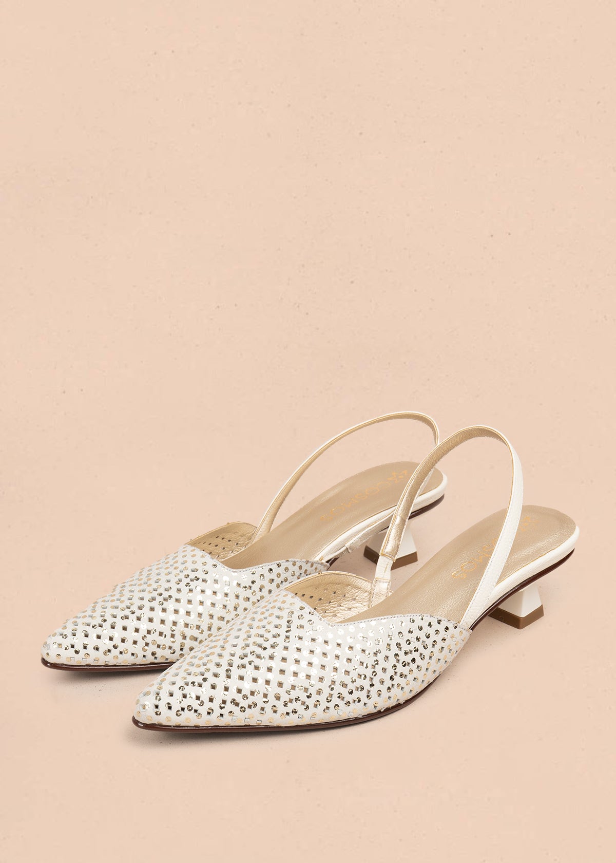 Tacones trabilla en cuero con folia color talco y tacón copa 105924