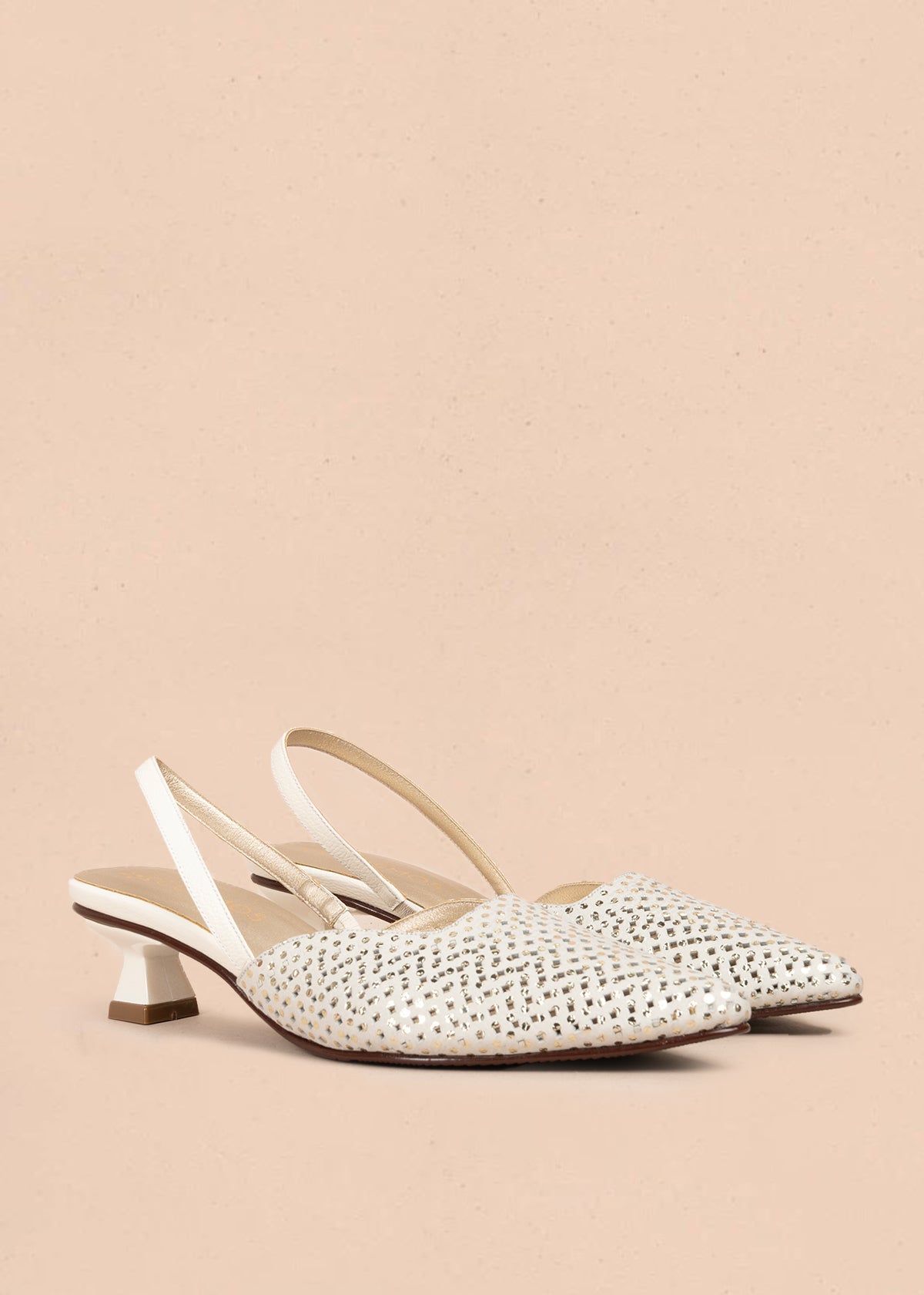 Tacones trabilla en cuero con folia color talco y tacón copa 105924