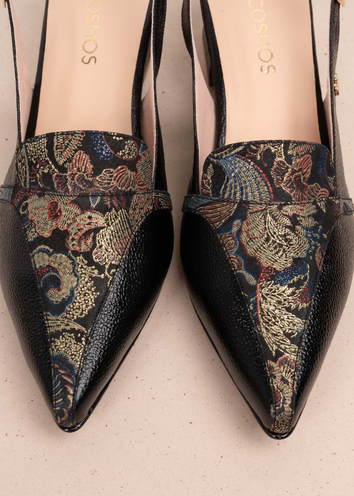 Trabilla en cuero color negro con brocado dorado en la parte superior 105925