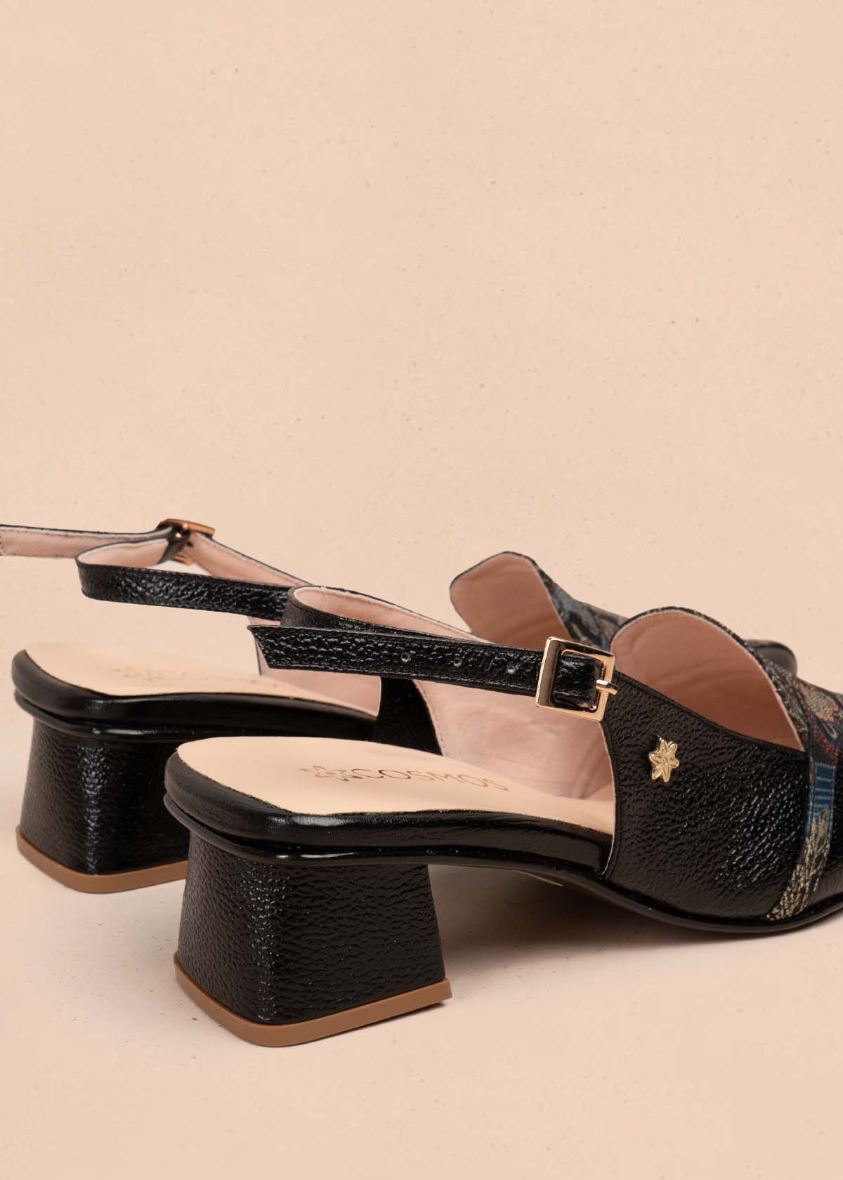 Trabilla en cuero color negro con brocado dorado en la parte superior 105925