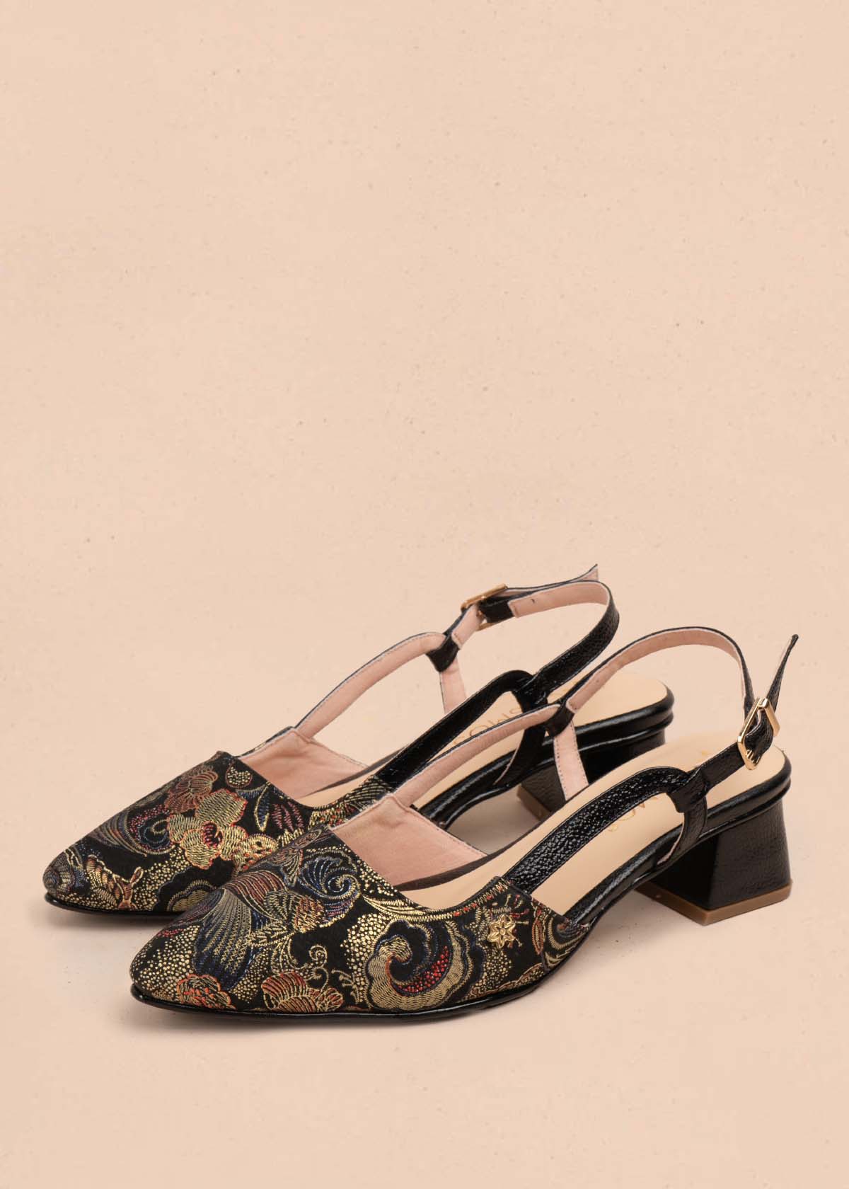 Trabilla en cuero negro con brocado ornamentado 105926