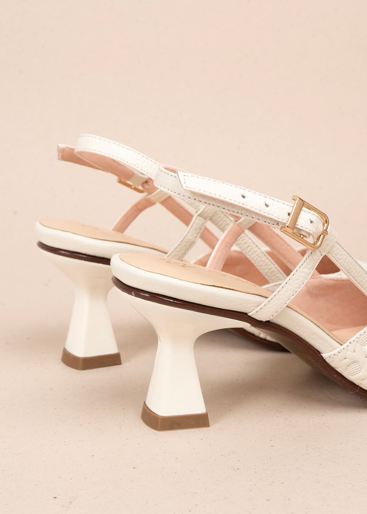 Tacones trabilla en cuero color blanco con tacón copa 105927