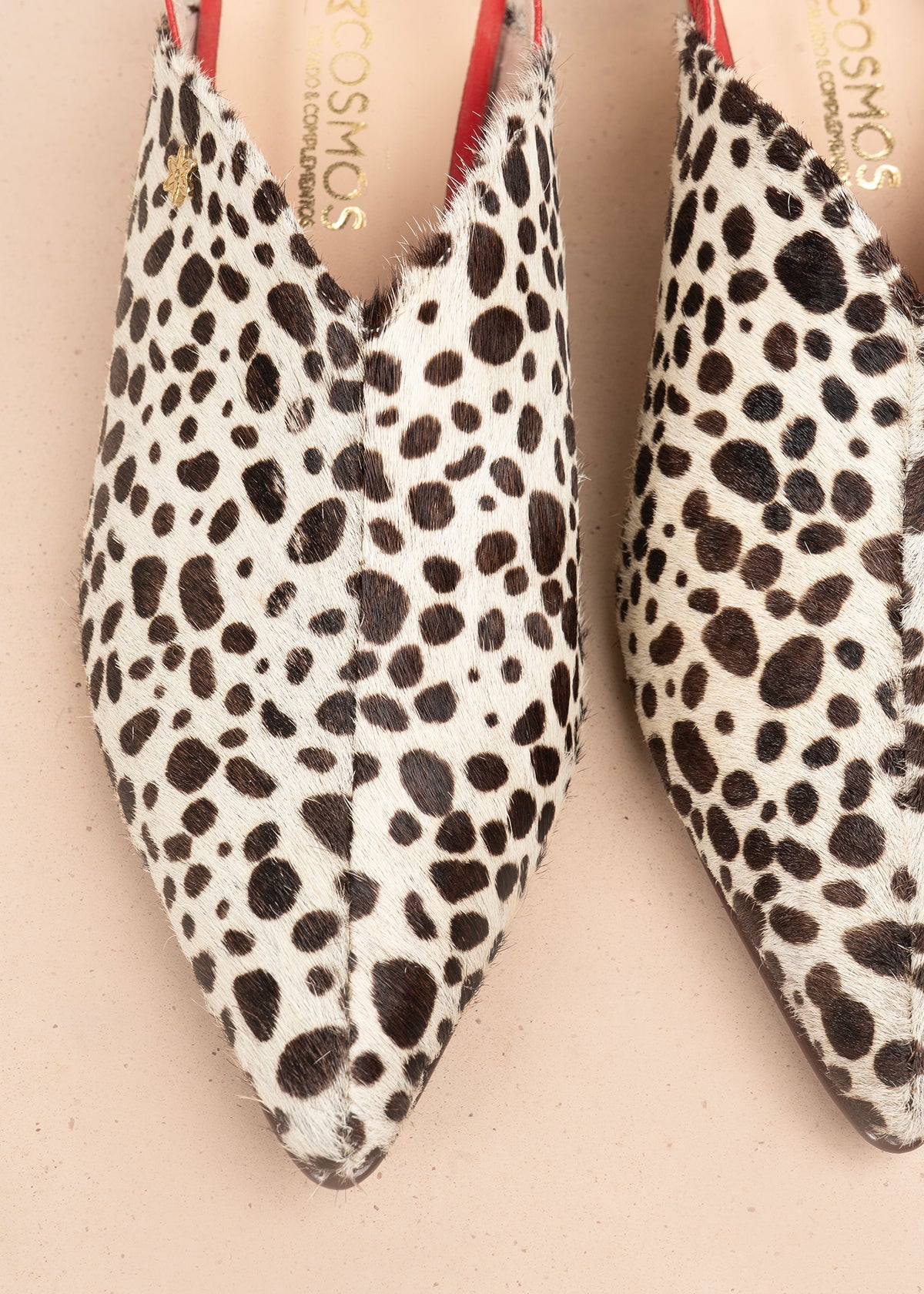 Trabilla en cuero color animal print con correa roja 105928