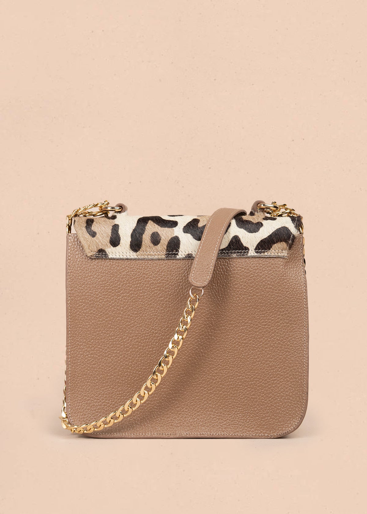 Bolso manos libres en cuero color café con estampado animal print y cadena dorada 105934