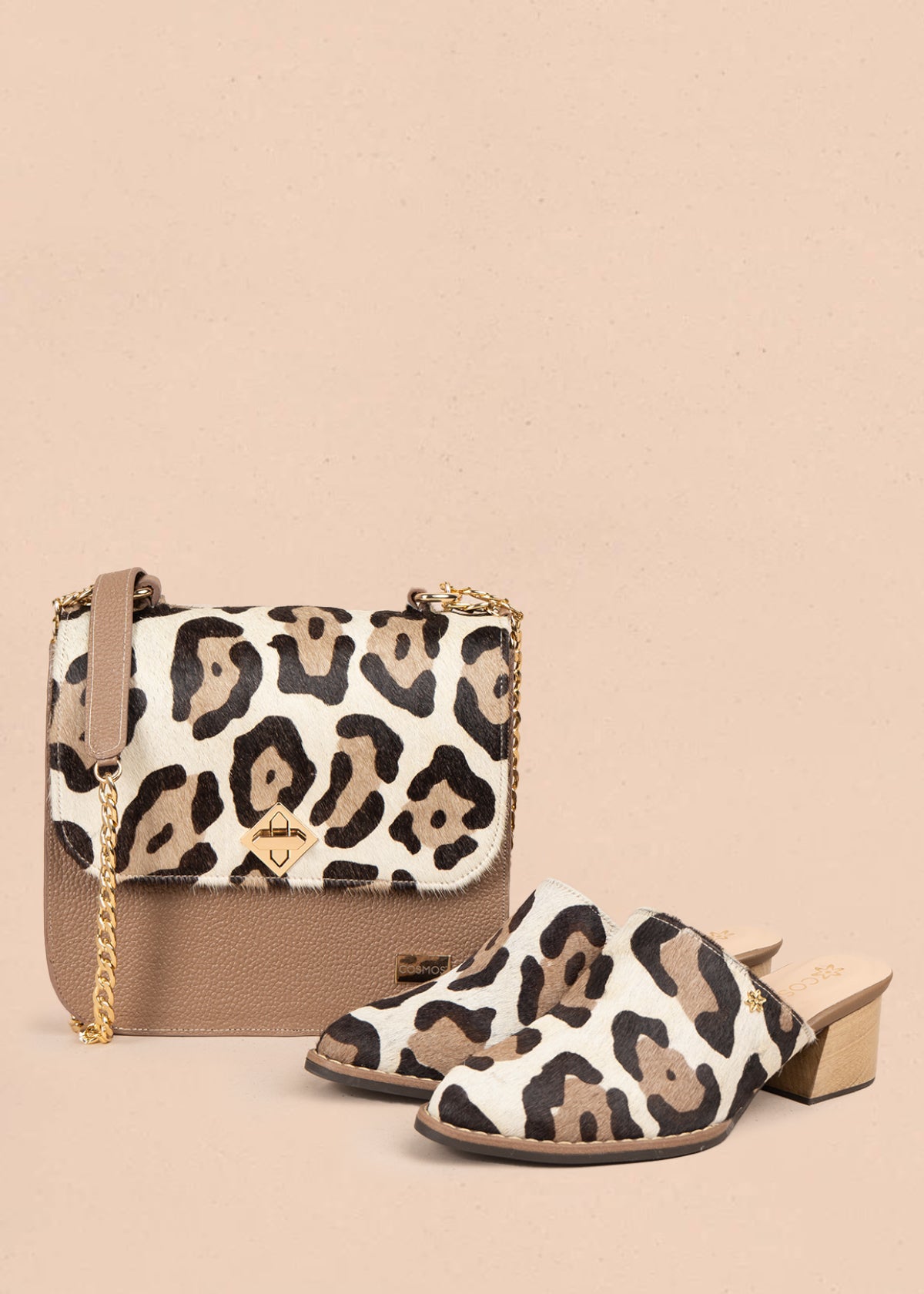 Bolso manos libres en cuero color café con estampado animal print y cadena dorada 105934