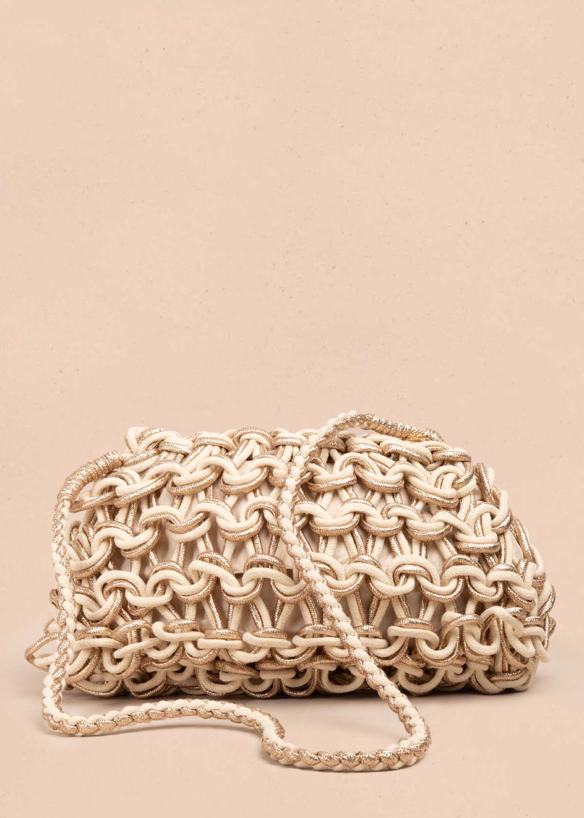 Bolso en tejido color beige con detalles dorados 105937