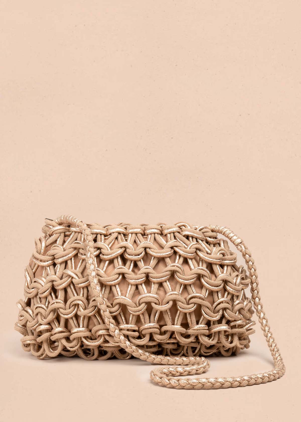 Bolso en tejido color camel con detalles dorados 105937