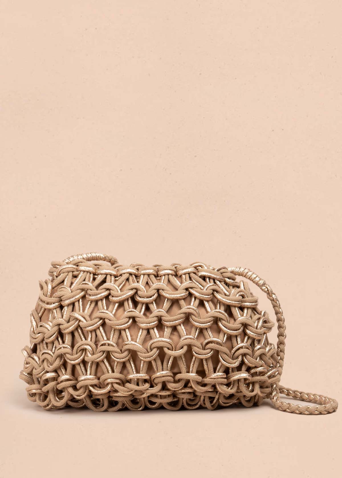 Bolso en tejido color camel con detalles dorados 105937
