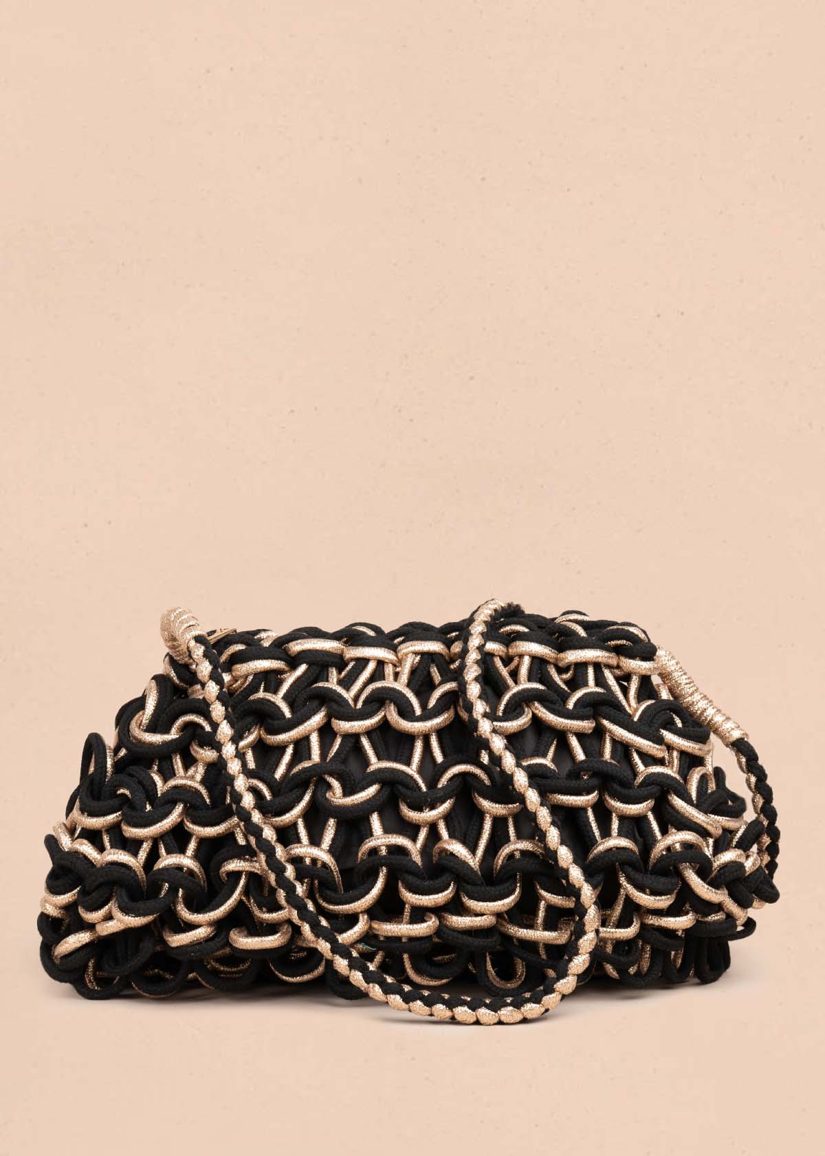 Bolso en tejido color negro con detalles dorados 105937