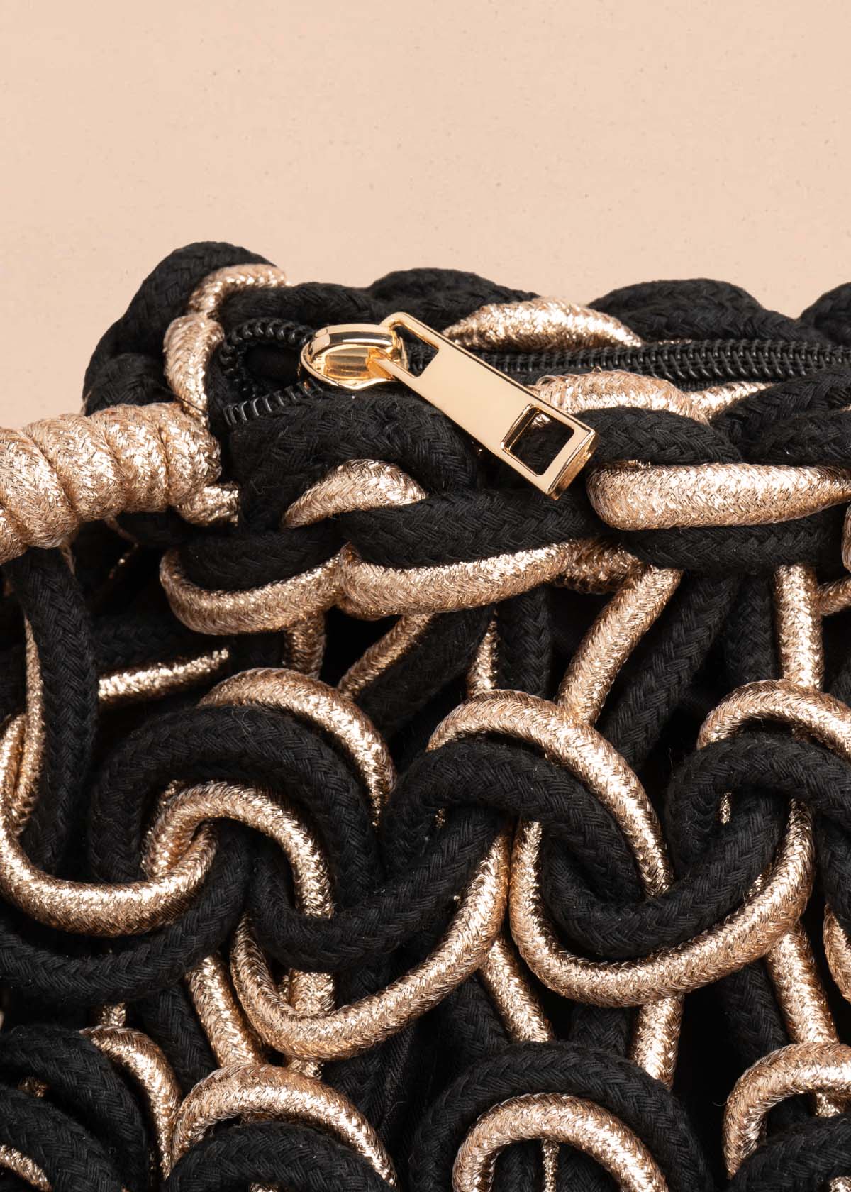 Bolso en tejido color negro con detalles dorados 105937