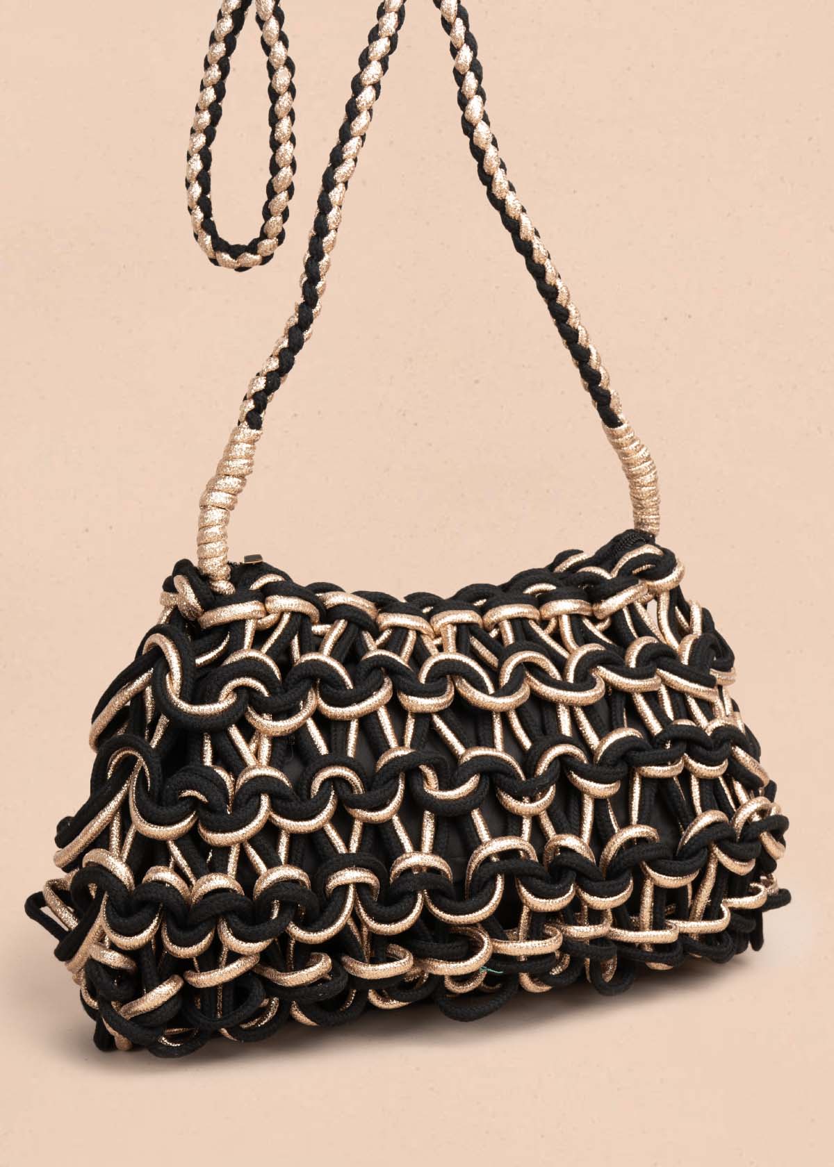 Bolso en tejido color negro con detalles dorados 105937