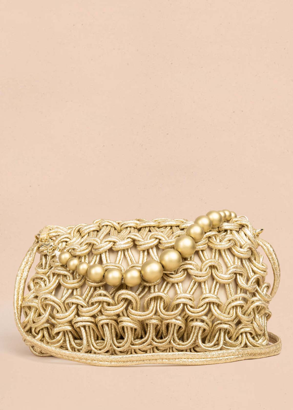 Bolso manos libres color dorado con tejido de cuerda y asa de perlas 105938