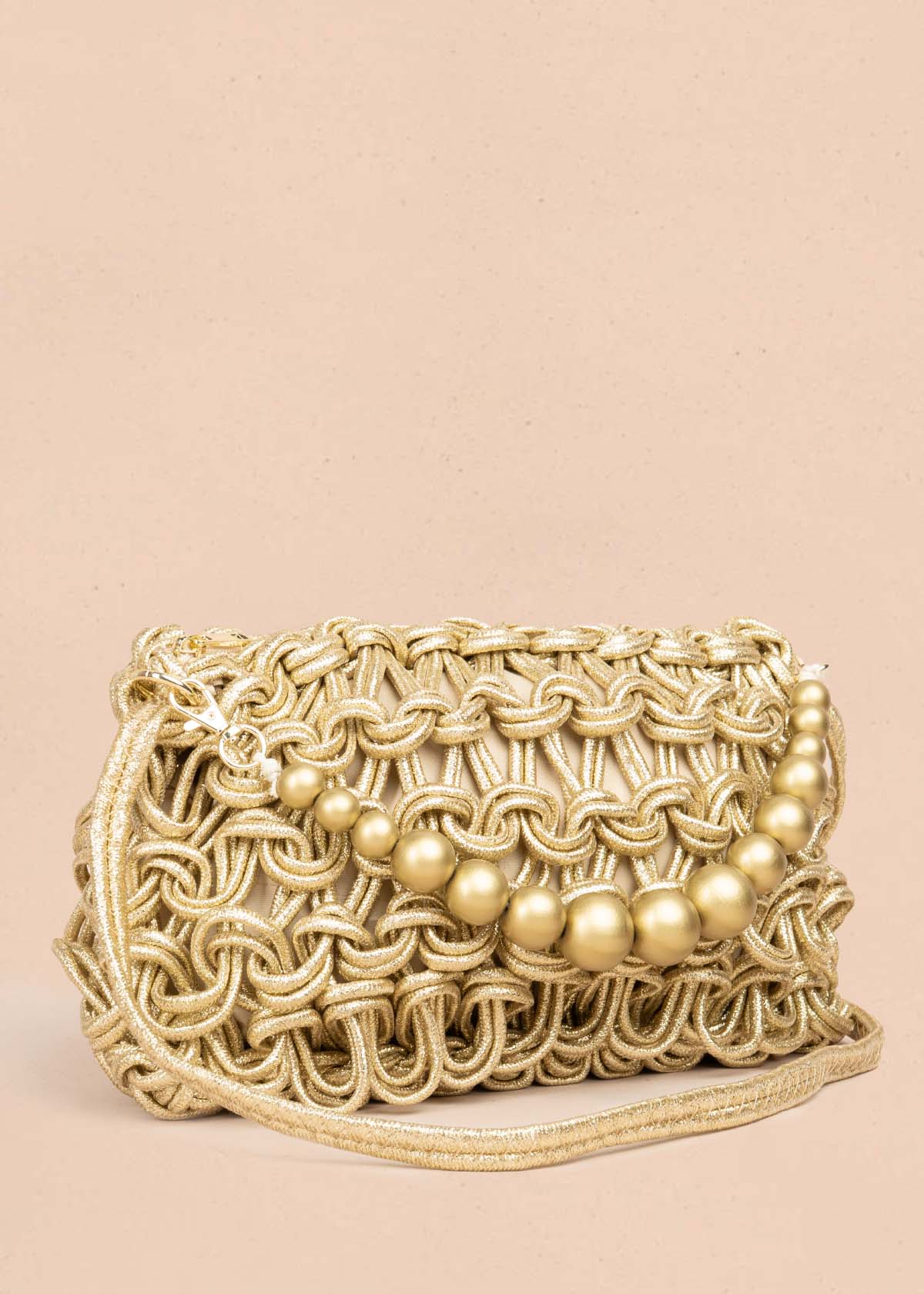 Bolso manos libres color dorado con tejido de cuerda y asa de perlas 105938