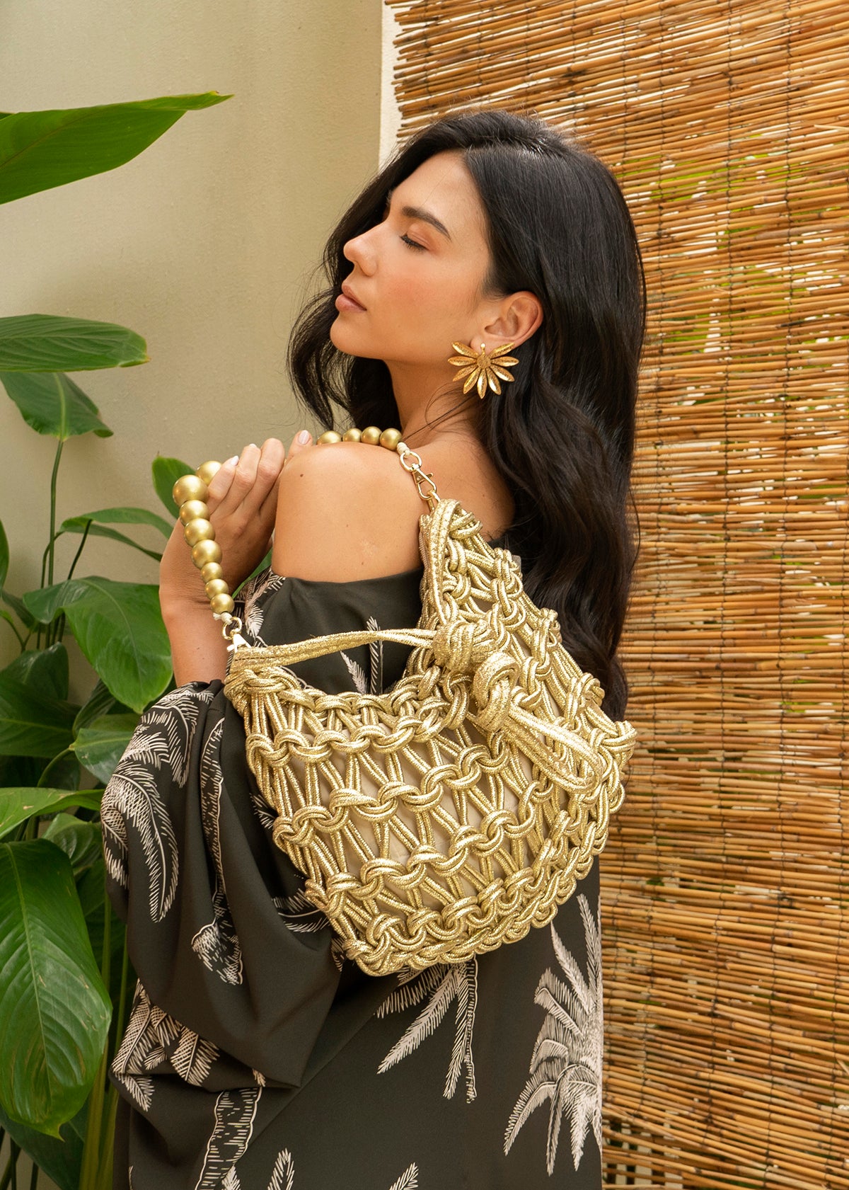 Bolso manos libres color dorado con tejido de cuerda y asa de perlas 105938
