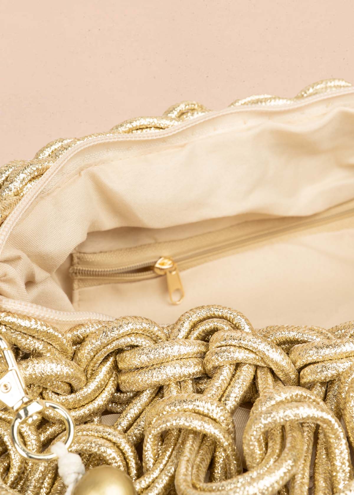 Bolso manos libres color dorado con tejido de cuerda y asa de perlas 105938