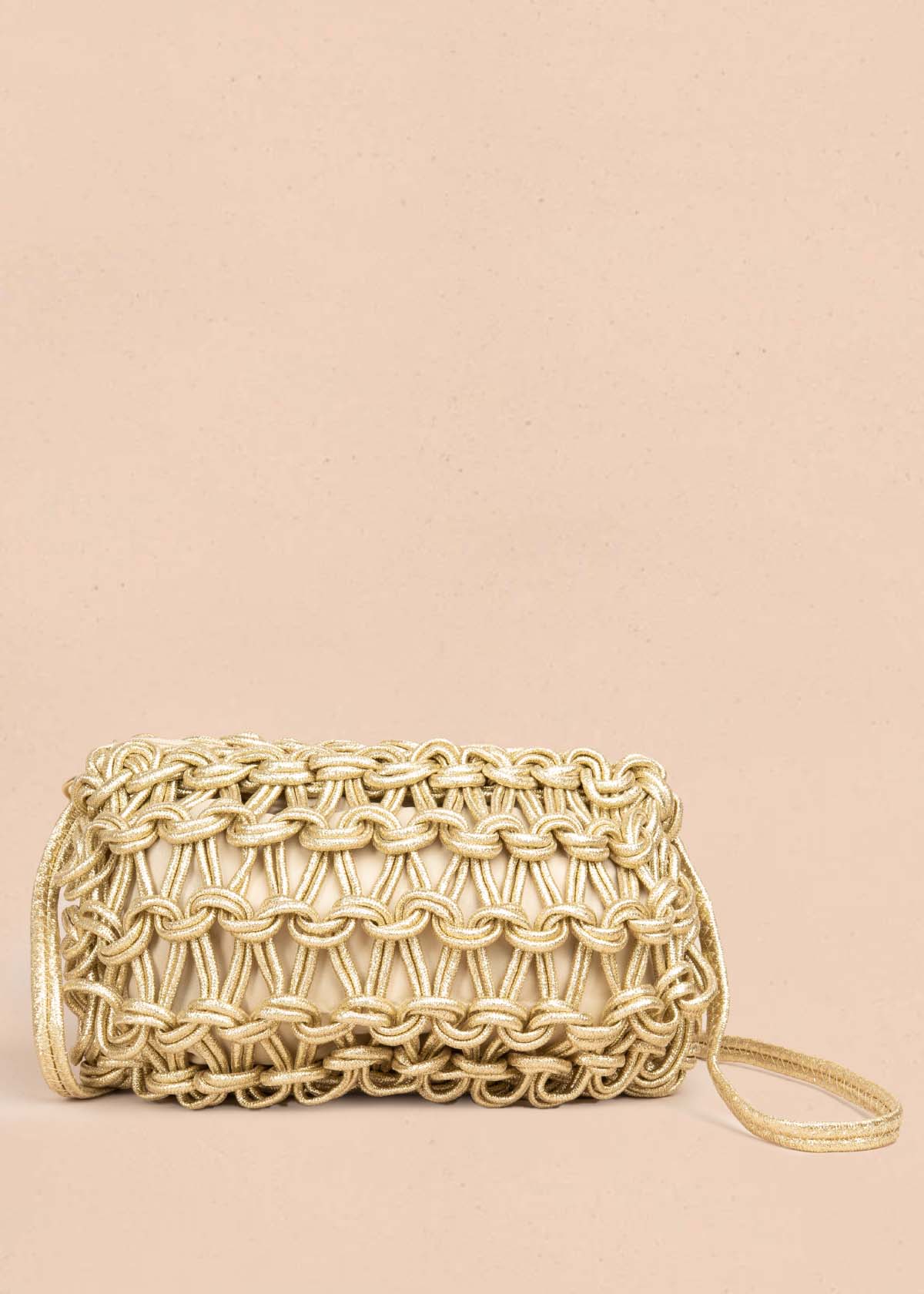 Bolso manos libres color dorado con tejido de cuerda y asa de perlas 105938