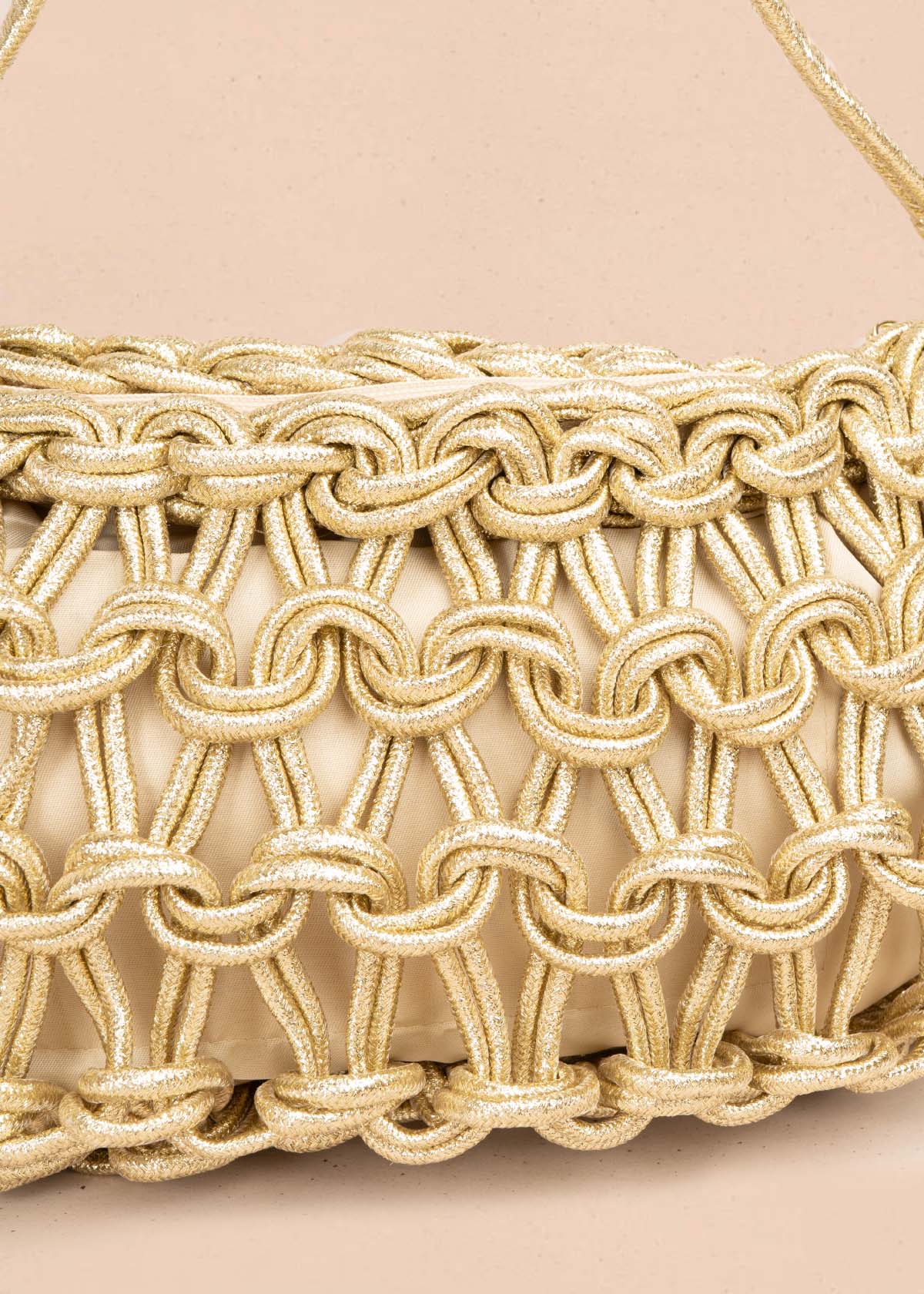 Bolso manos libres color dorado con tejido de cuerda y asa de perlas 105938