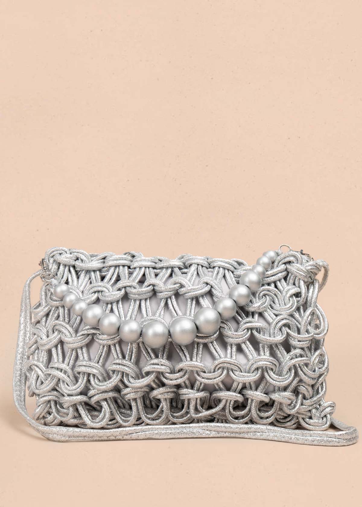 Bolso manos libres color plata con tejido de cuerda y asa de perlas 105938