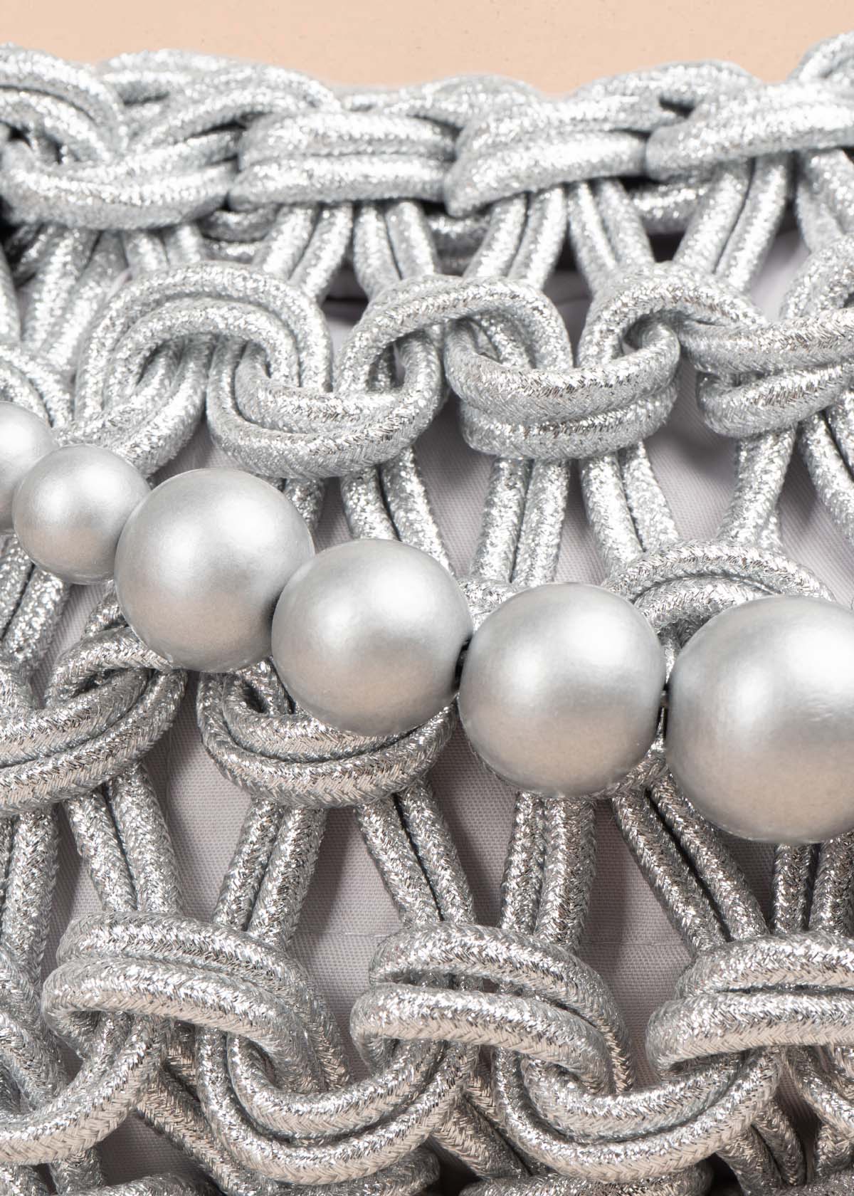 Bolso manos libres color plata con tejido de cuerda y asa de perlas 105938