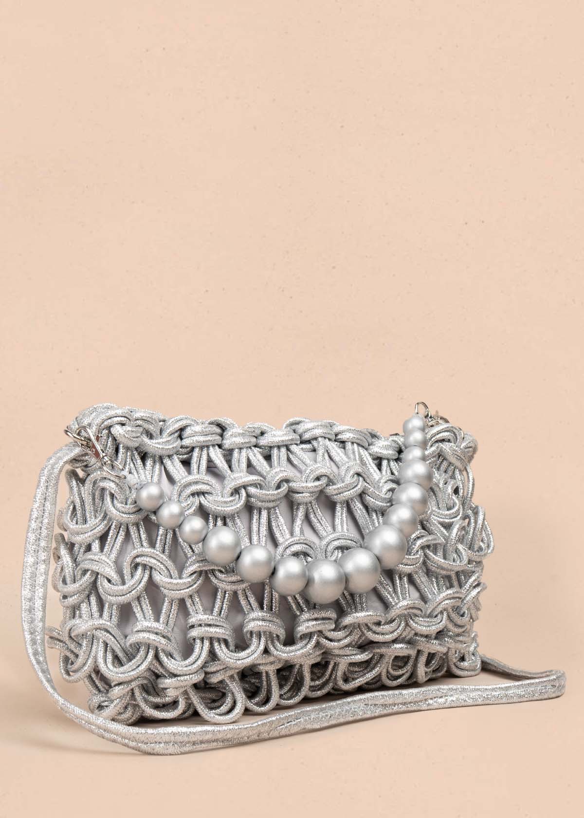 Bolso manos libres color plata con tejido de cuerda y asa de perlas 105938
