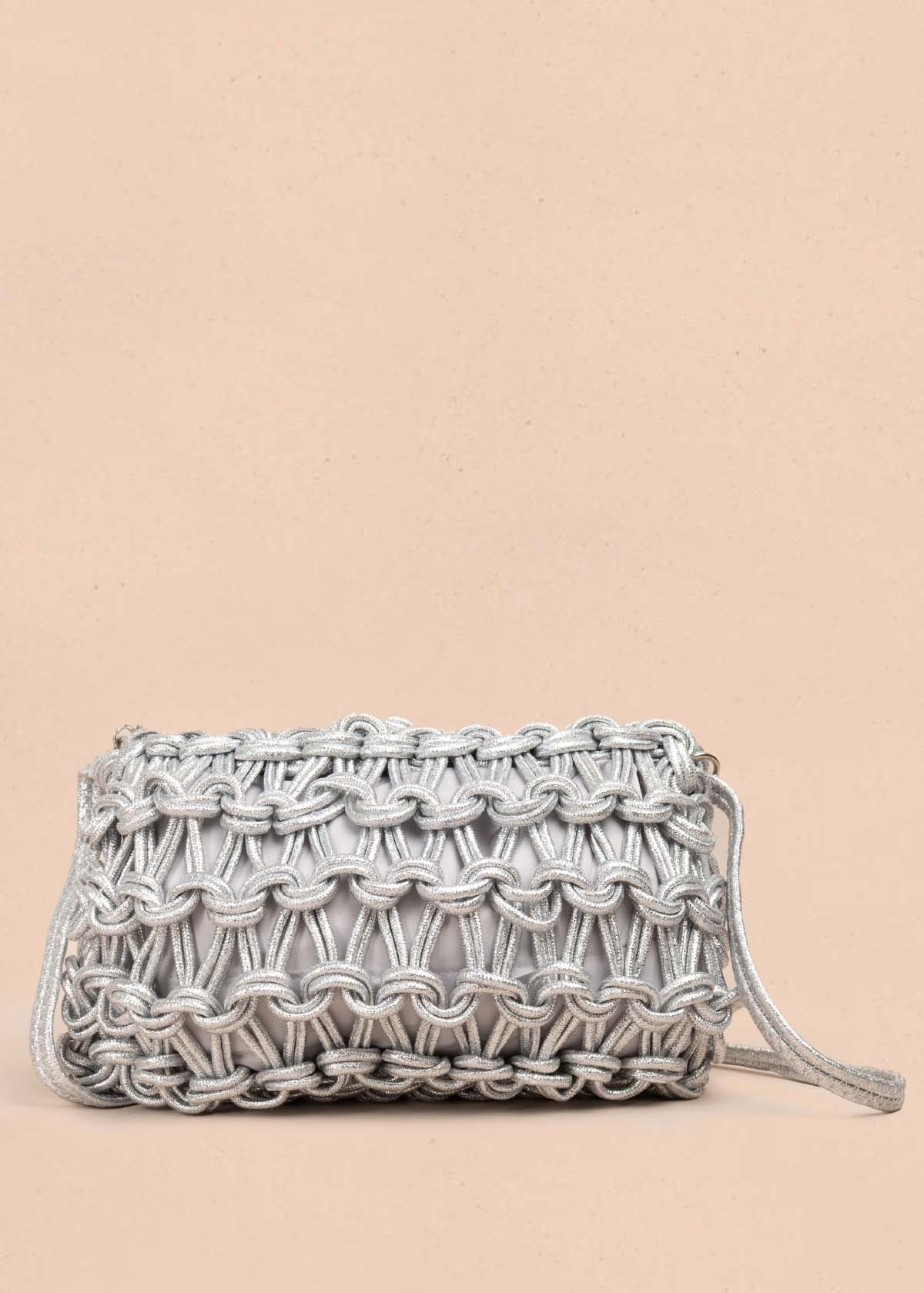 Bolso manos libres color plata con tejido de cuerda y asa de perlas 105938