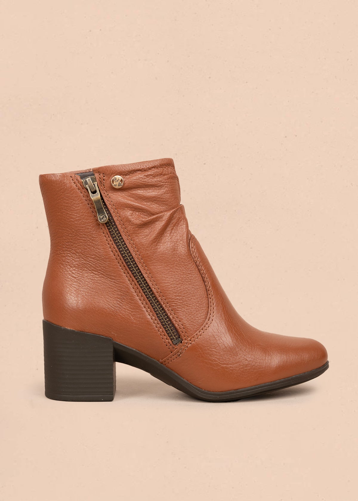 Bota en cuero color miel con cremallera lateral y acabado liso 105941