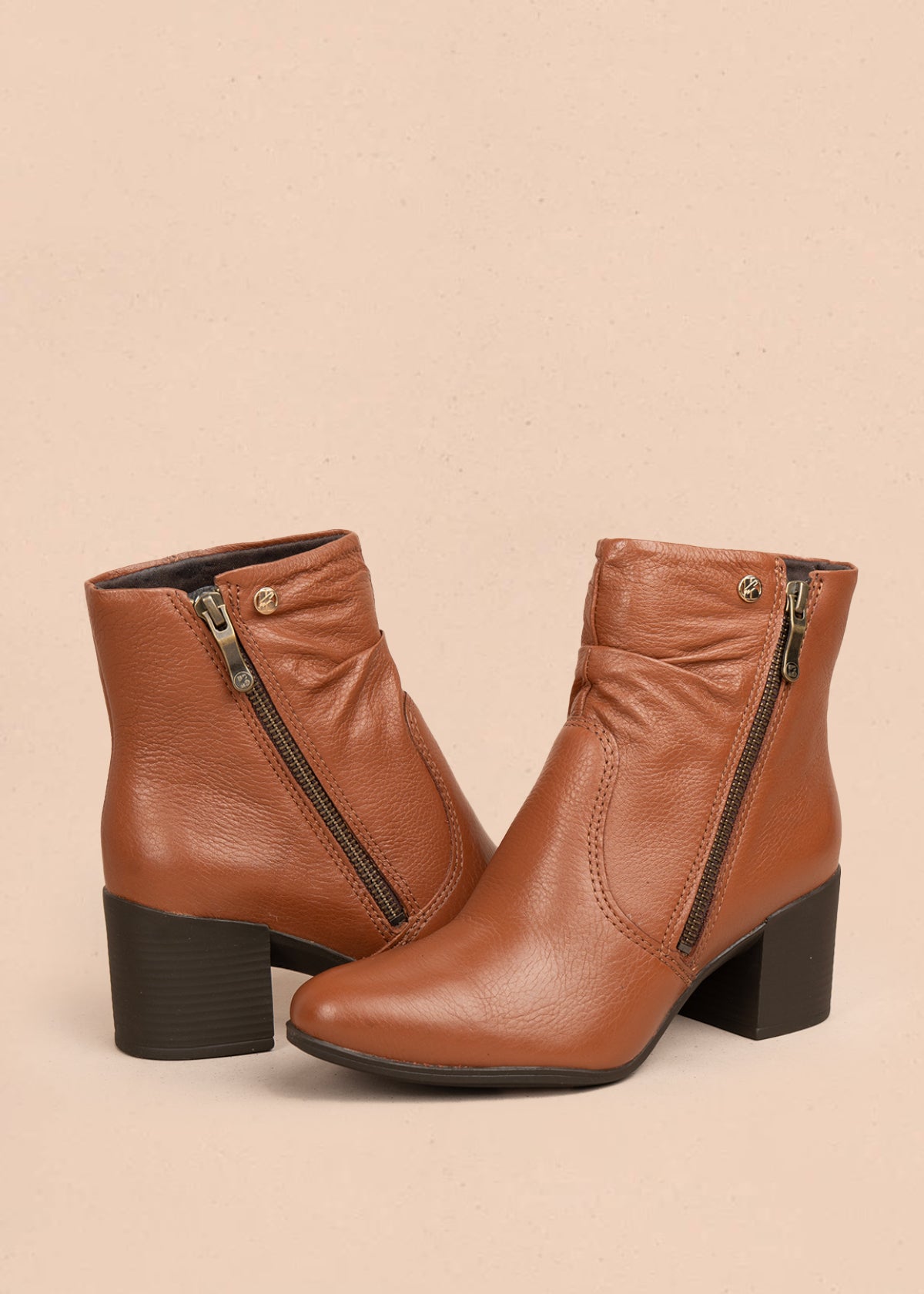 Bota en cuero color miel con cremallera lateral y acabado liso 105941