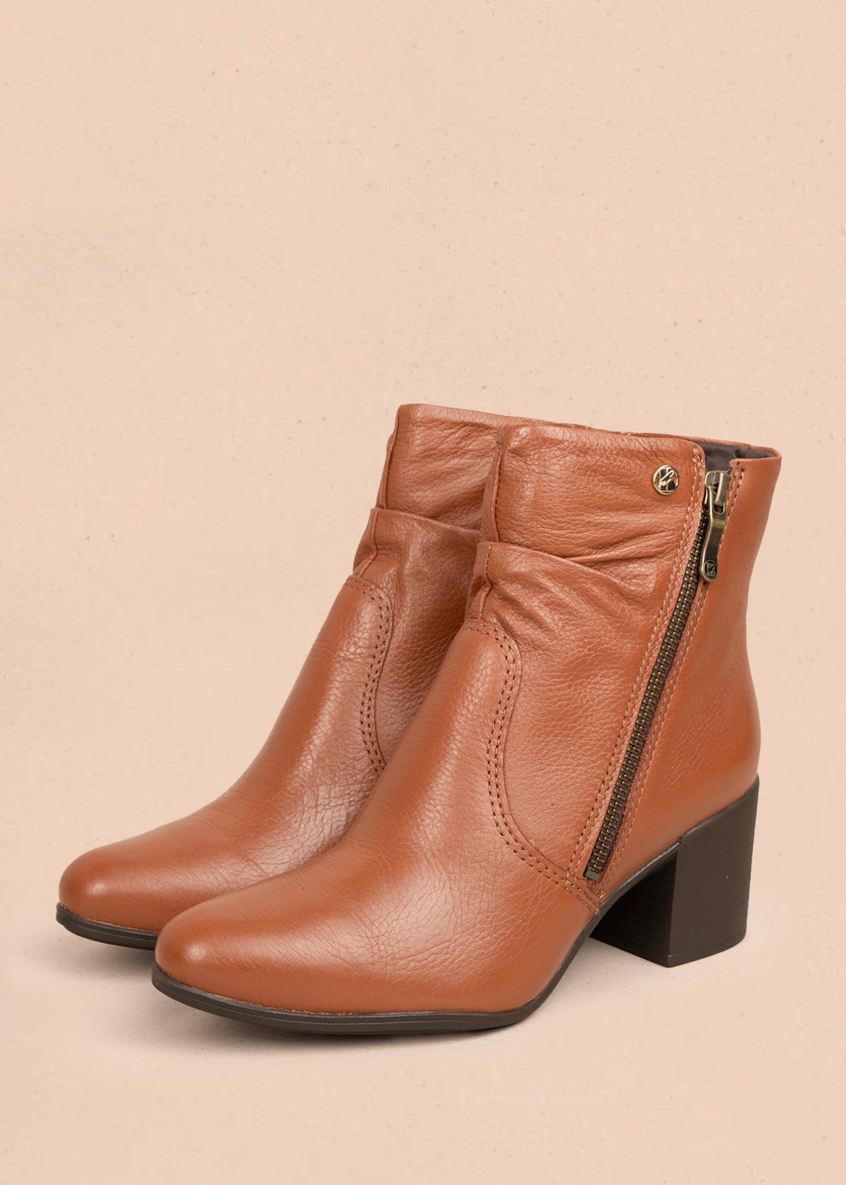 Bota en cuero color miel con cremallera lateral y acabado liso 105941