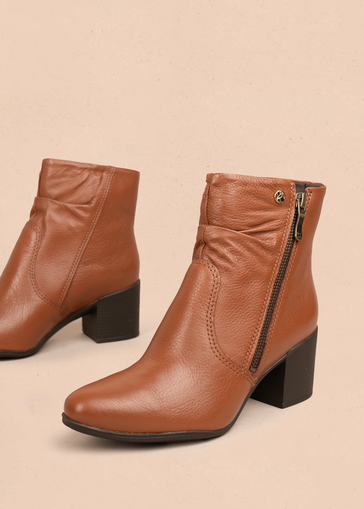 Bota en cuero color miel con cremallera lateral y acabado liso 105941