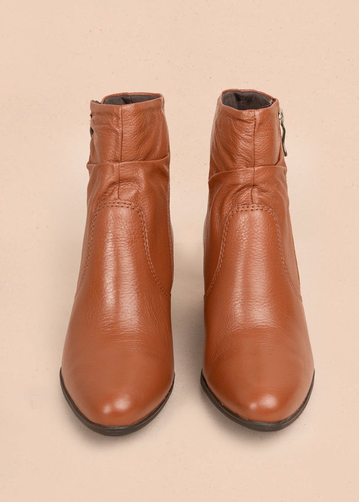 Bota en cuero color miel con cremallera lateral y acabado liso 105941