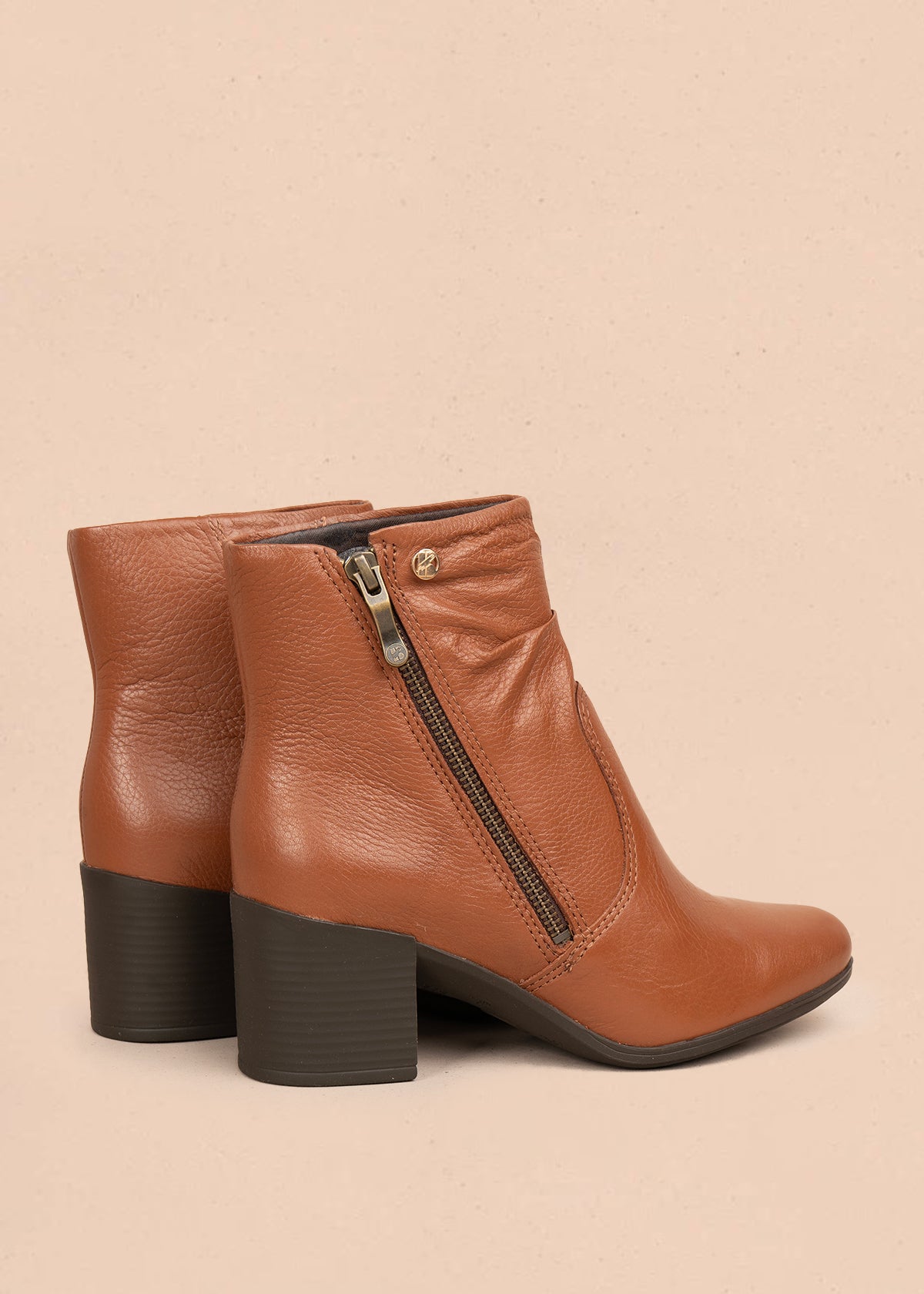 Bota en cuero color miel con cremallera lateral y acabado liso 105941
