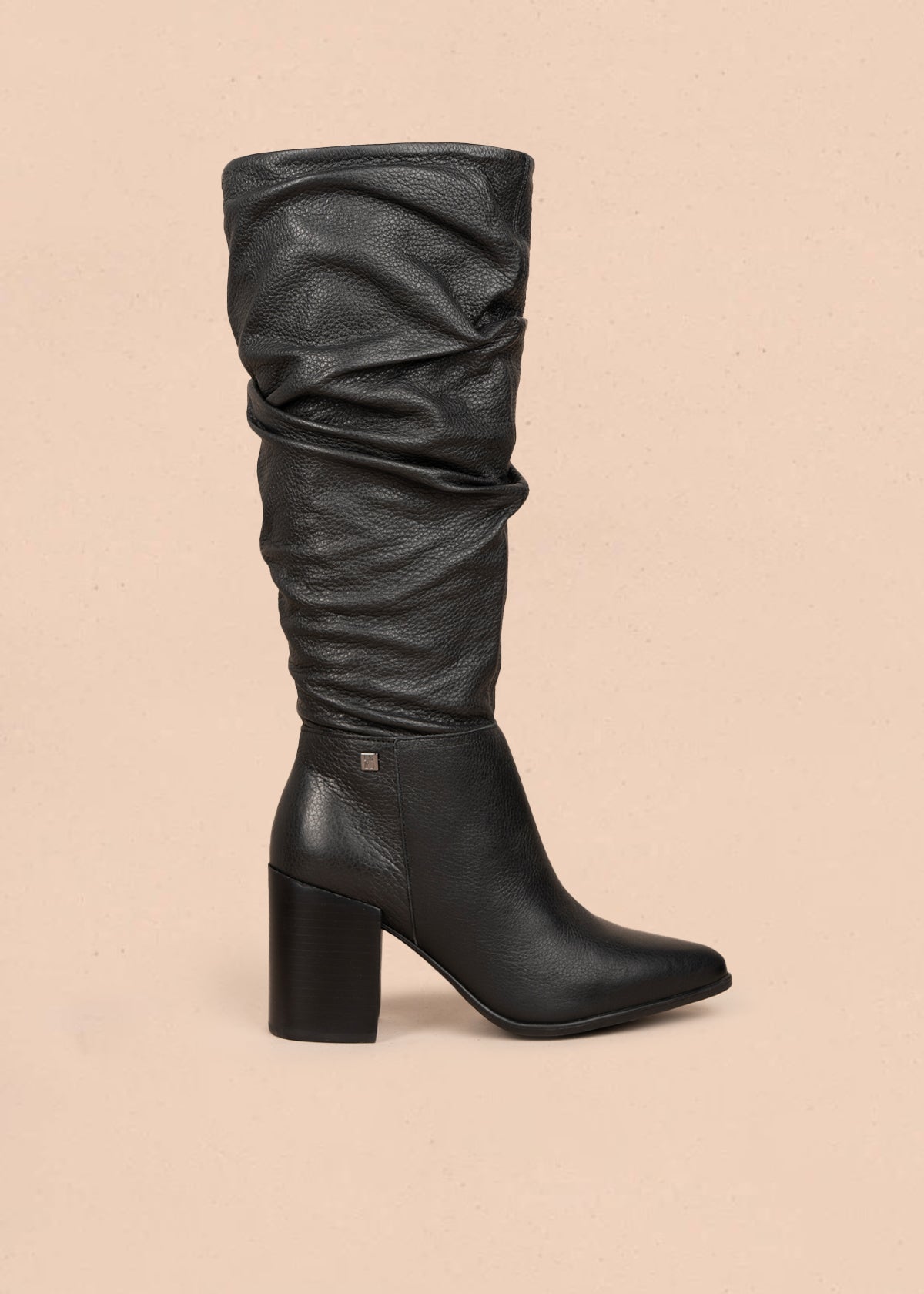 Bota en cuero color negro con bota alta y diseño arrugado 105942