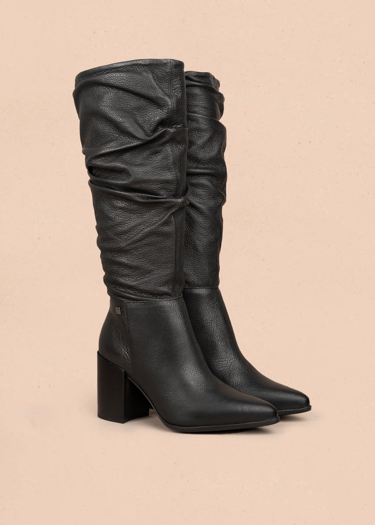 Bota en cuero color negro con bota alta y diseño arrugado 105942