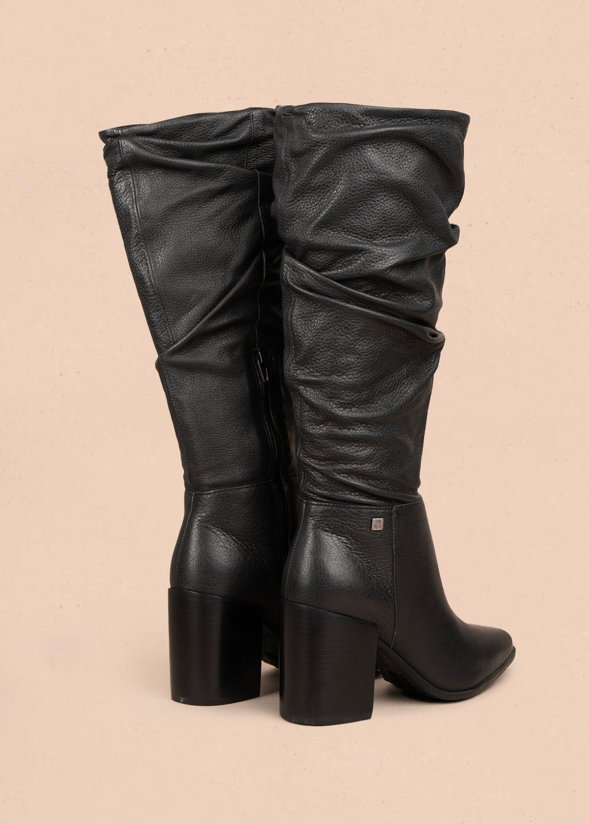 Bota en cuero color negro con bota alta y diseño arrugado 105942